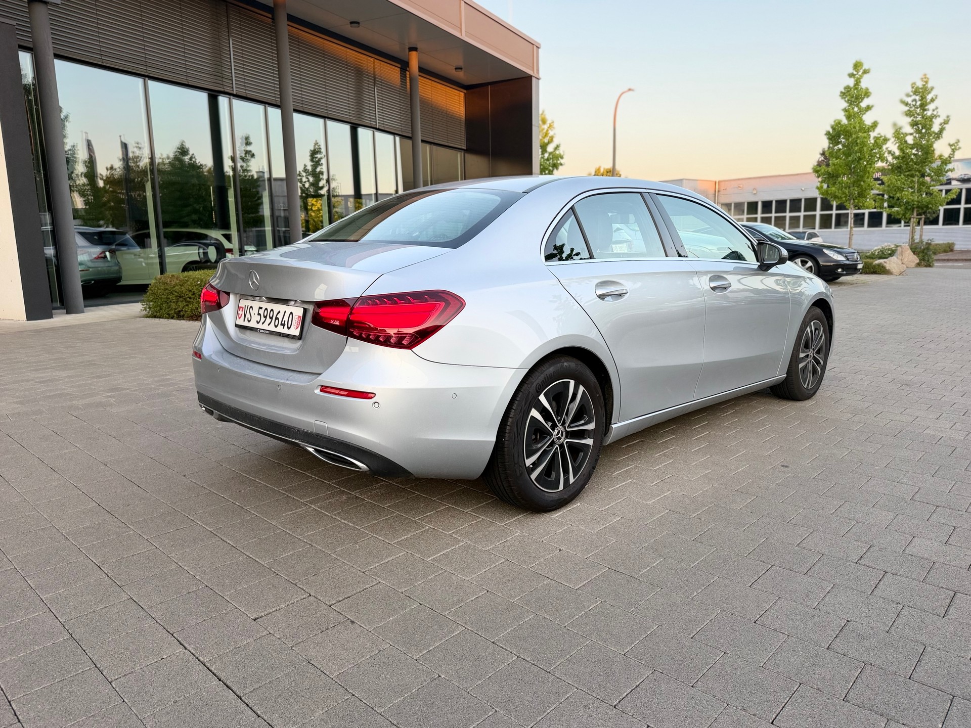 MERCEDES-BENZ A180 Progressive Limousine 7G-DCT Hybrid-image-2