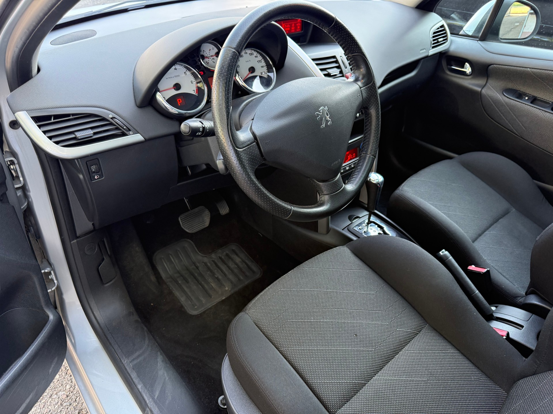 PEUGEOT 207 SW 1.6 16V Sport Automatic-image-10