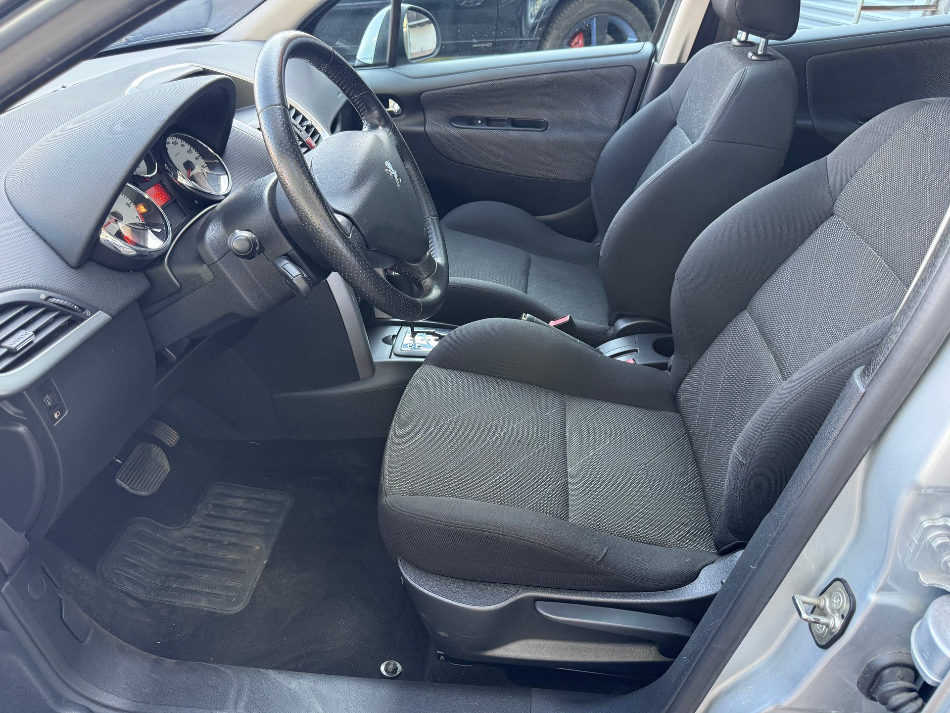 PEUGEOT 207 SW 1.6 16V Sport Automatic-image-9