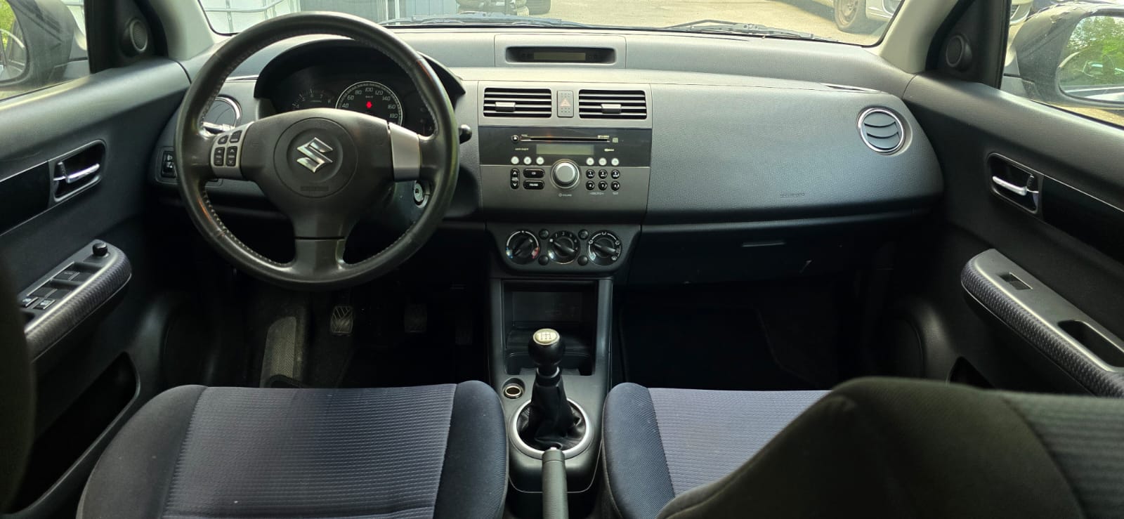 SUZUKI Swift 1.3i 16V GL Top 4x4-image-8