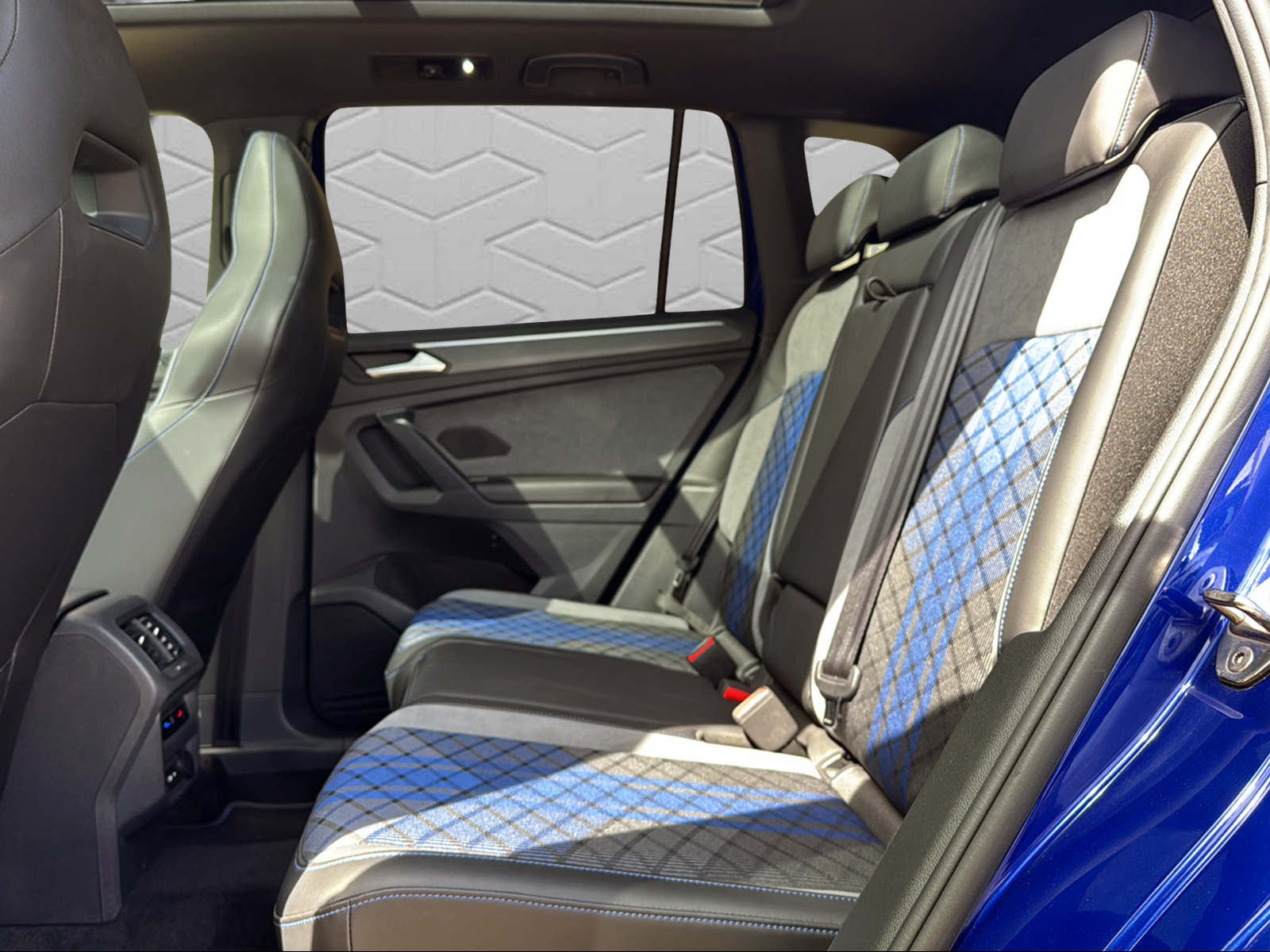 VW Tiguan 2.0TSI R 4Motion DSG-image-15