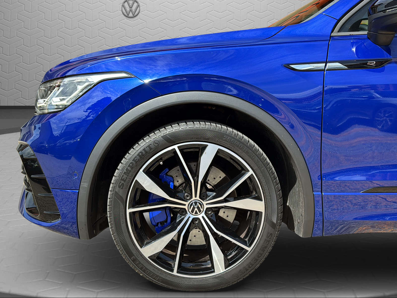 VW Tiguan 2.0TSI R 4Motion DSG-image-8