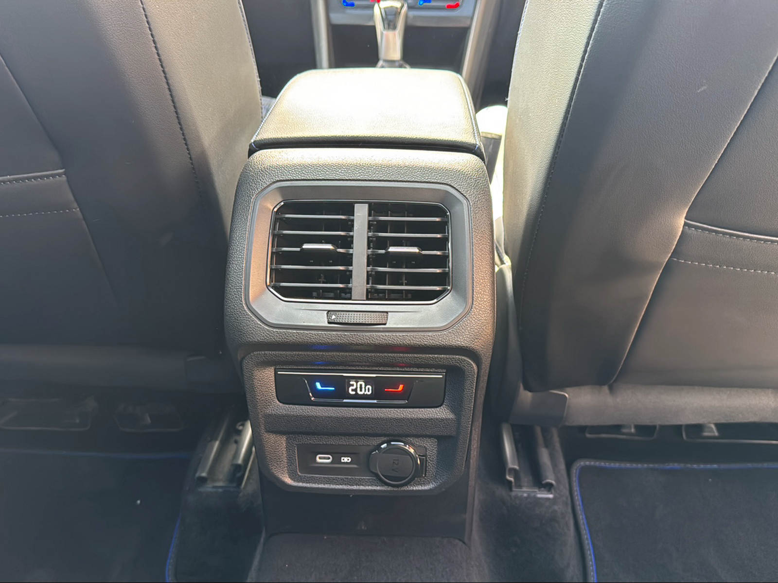 VW Tiguan 2.0TSI R 4Motion DSG-image-16