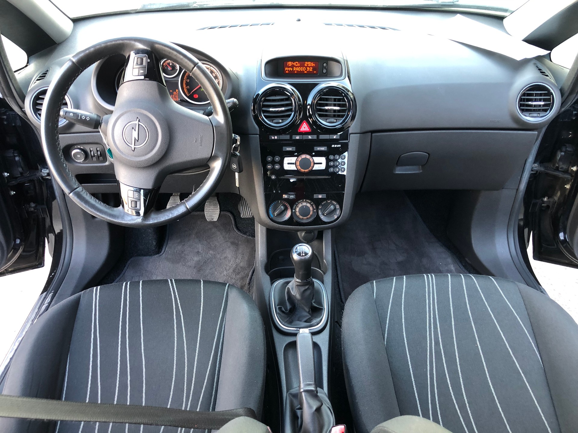 OPEL Corsa 1.4 TP Color Edition-image-12