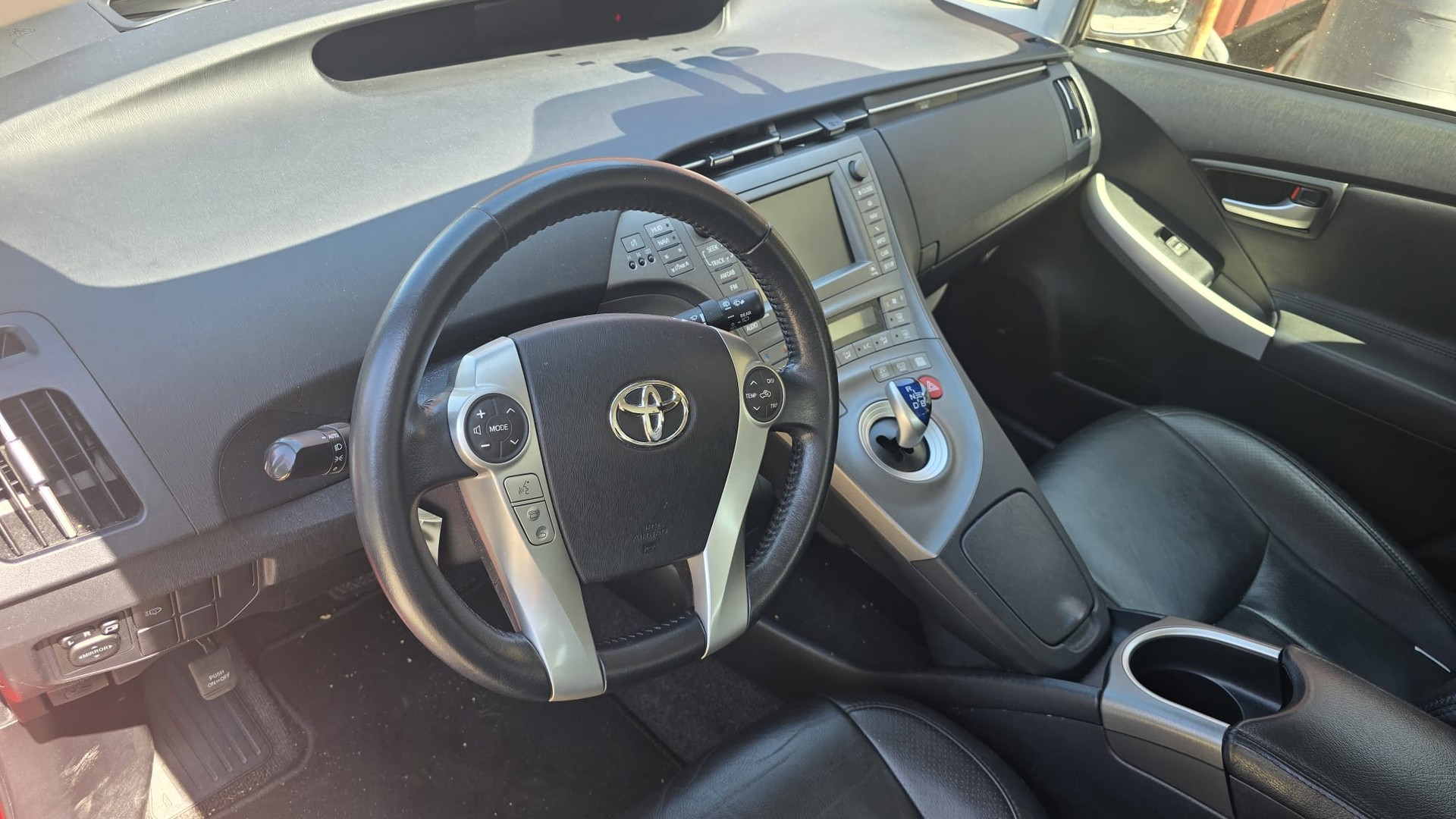TOYOTA Prius 1.8 16V HSD Sol Premium navi / 8 alu / Leder / cuir / service EMIL FREY / 1.Hand / 1ere main-image-2