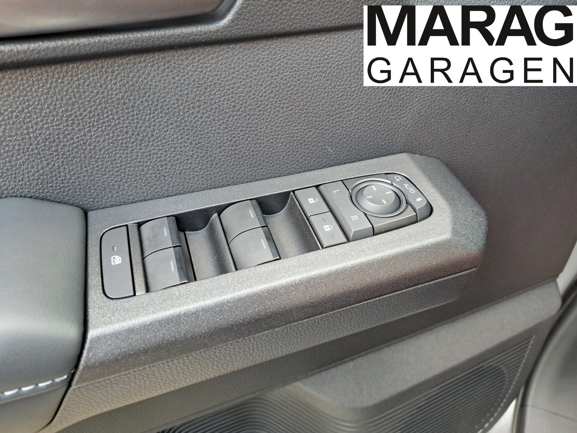 TOYOTA Hilux 2.8d MHEV Invincible Double Cab 4x4-image-15