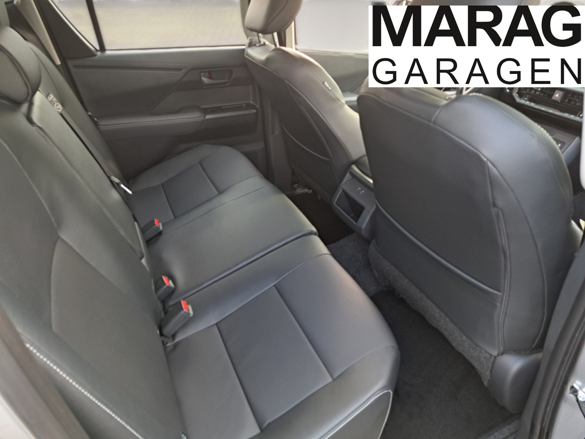 TOYOTA Hilux 2.8d MHEV Invincible Double Cab 4x4-image-5