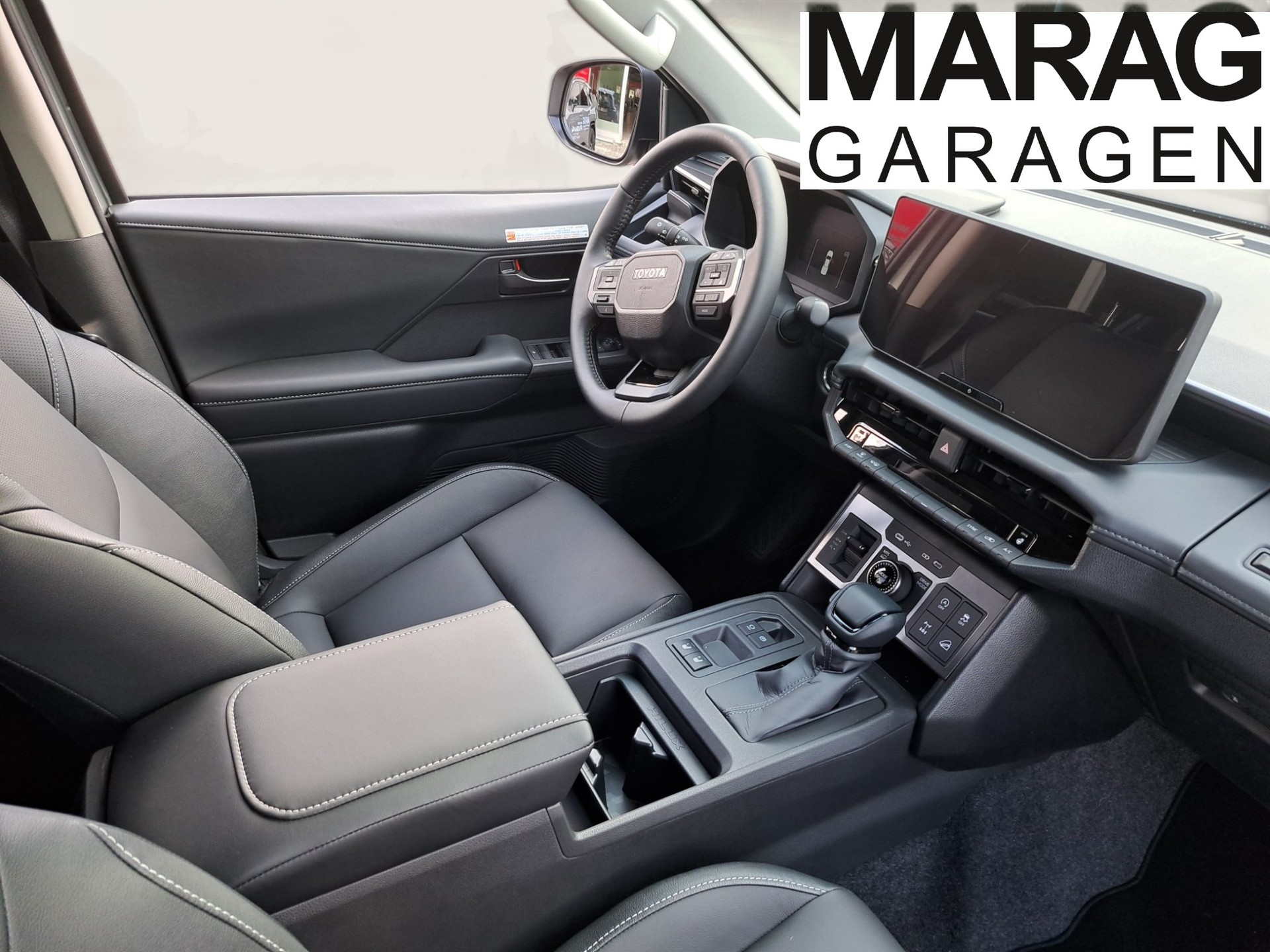 TOYOTA Hilux 2.8d MHEV Invincible Double Cab 4x4-image-4