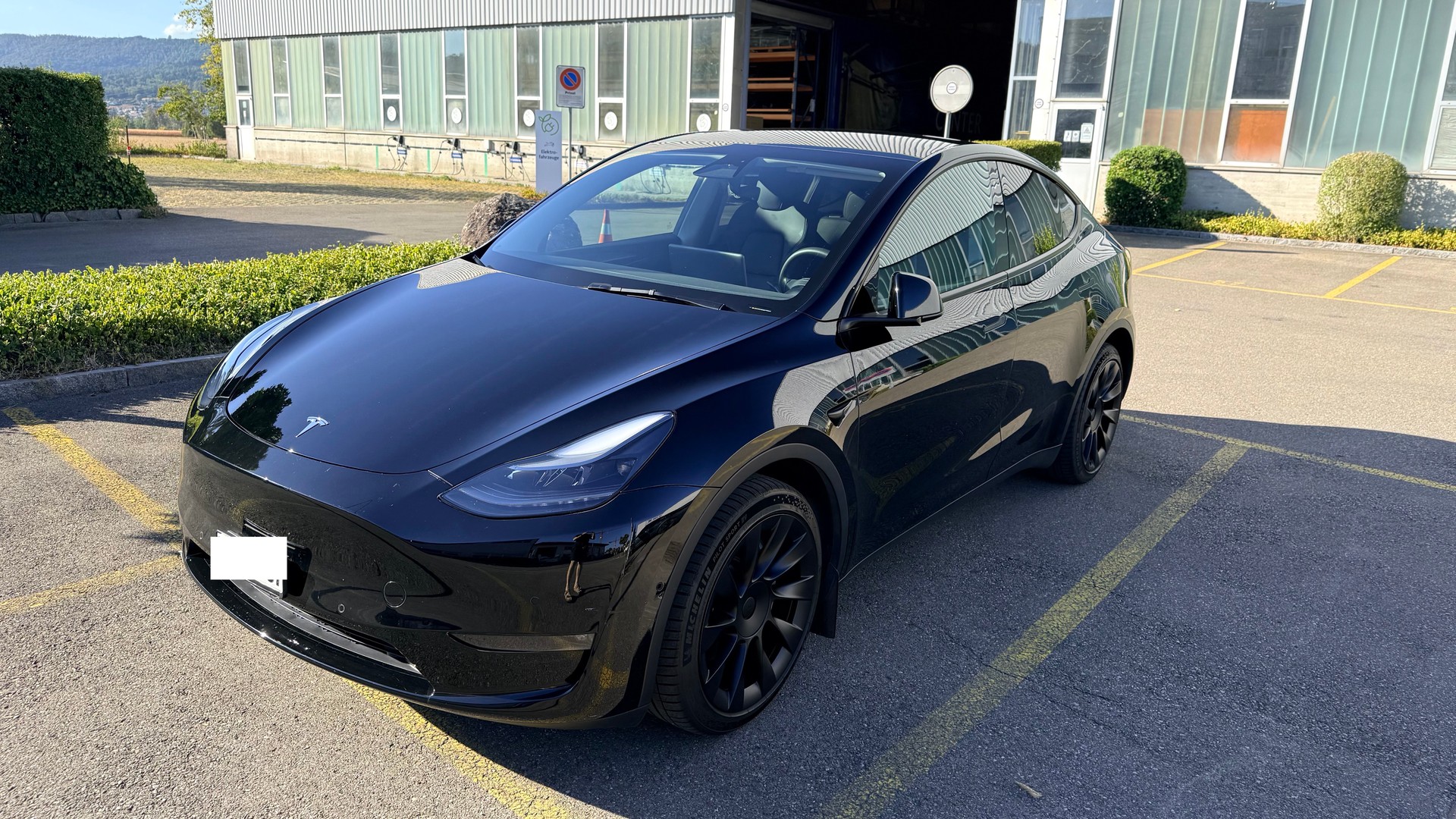 TESLA Long Range AWD-image-4