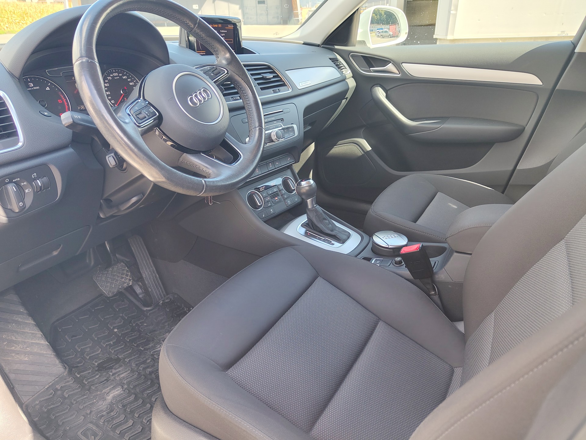 AUDI Q3 2.0 TDI quattro S-tronic-image-4
