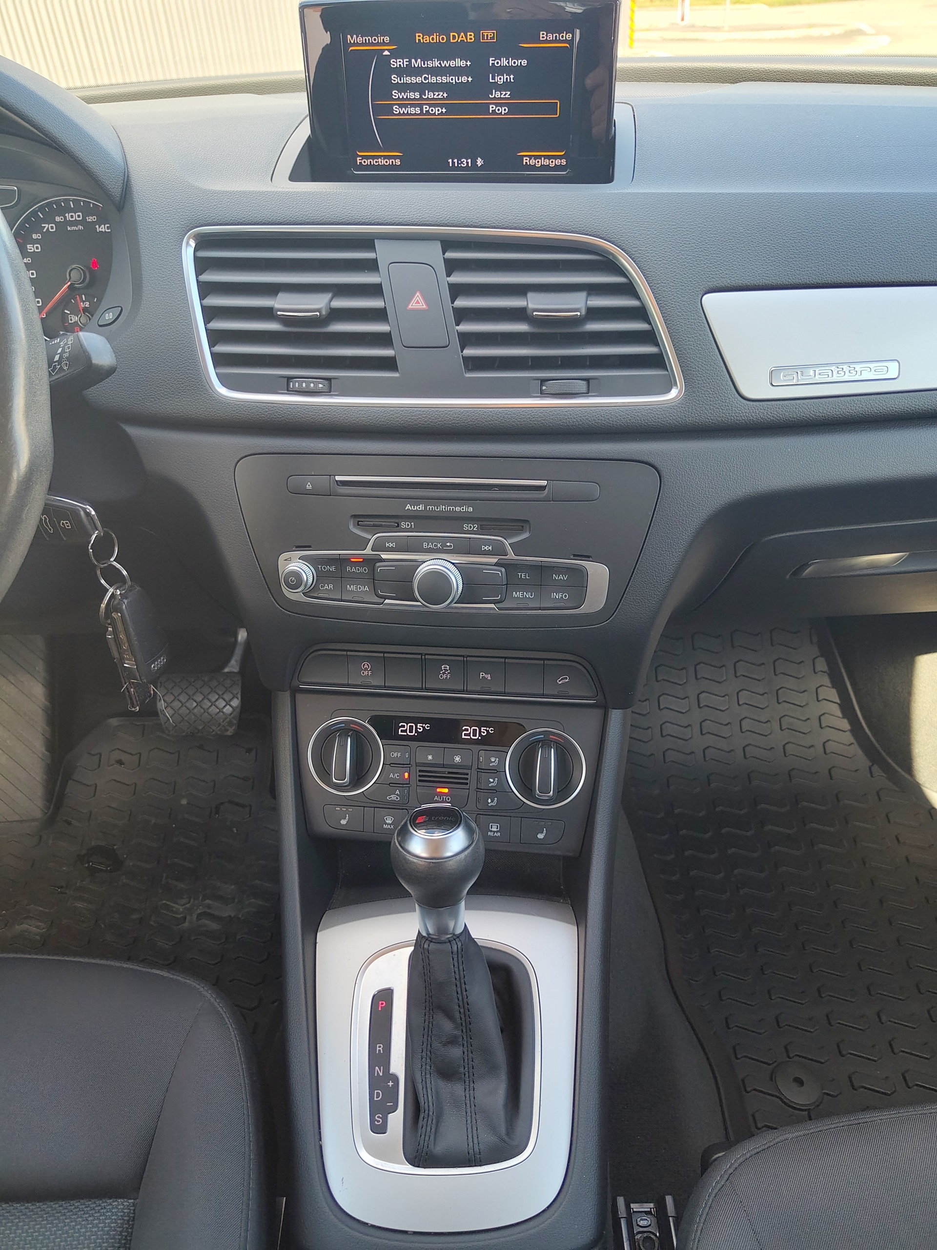 AUDI Q3 2.0 TDI quattro S-tronic-image-10
