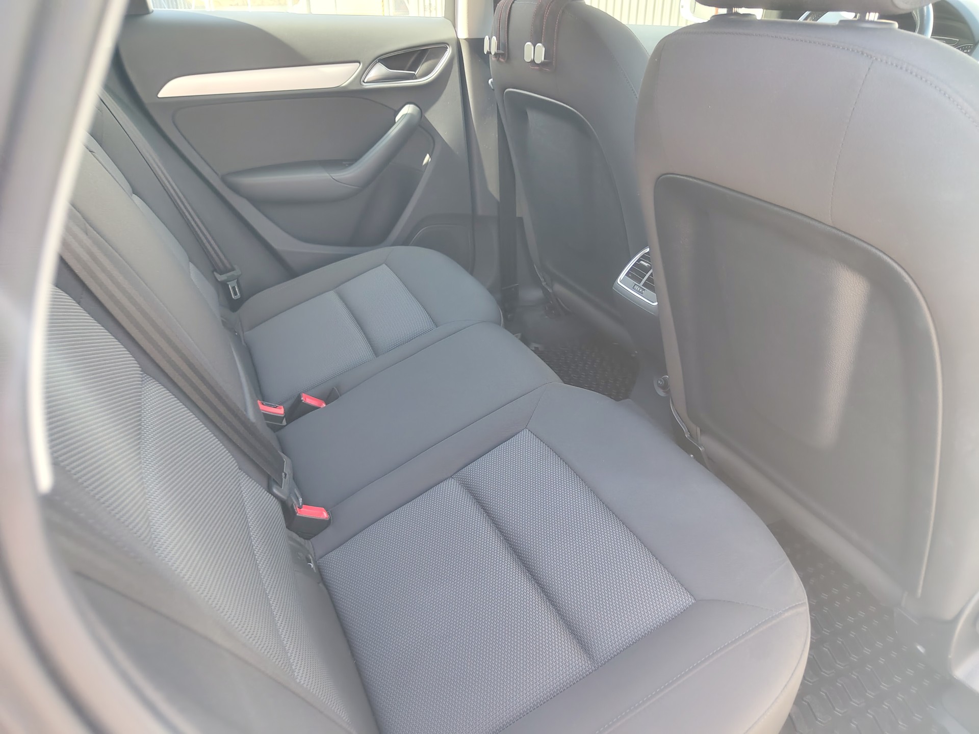 AUDI Q3 2.0 TDI quattro S-tronic-image-9