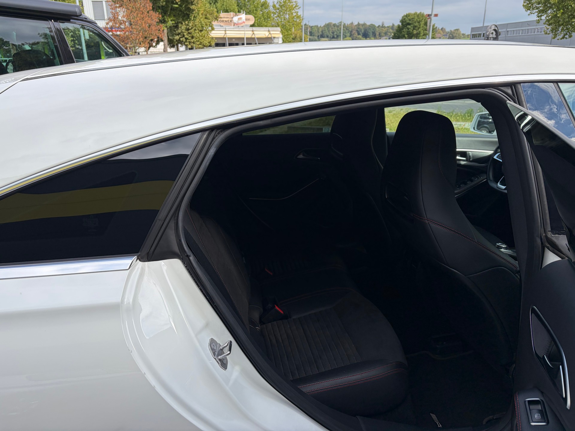 MERCEDES-BENZ CLA Shooting Brake 200 d AMG Line 7G-DCT-image-11