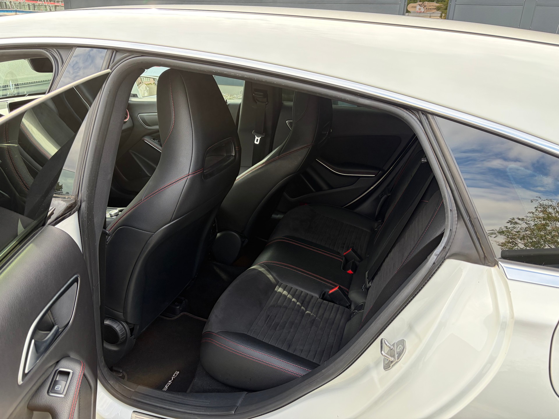 MERCEDES-BENZ CLA Shooting Brake 200 d AMG Line 7G-DCT-image-9
