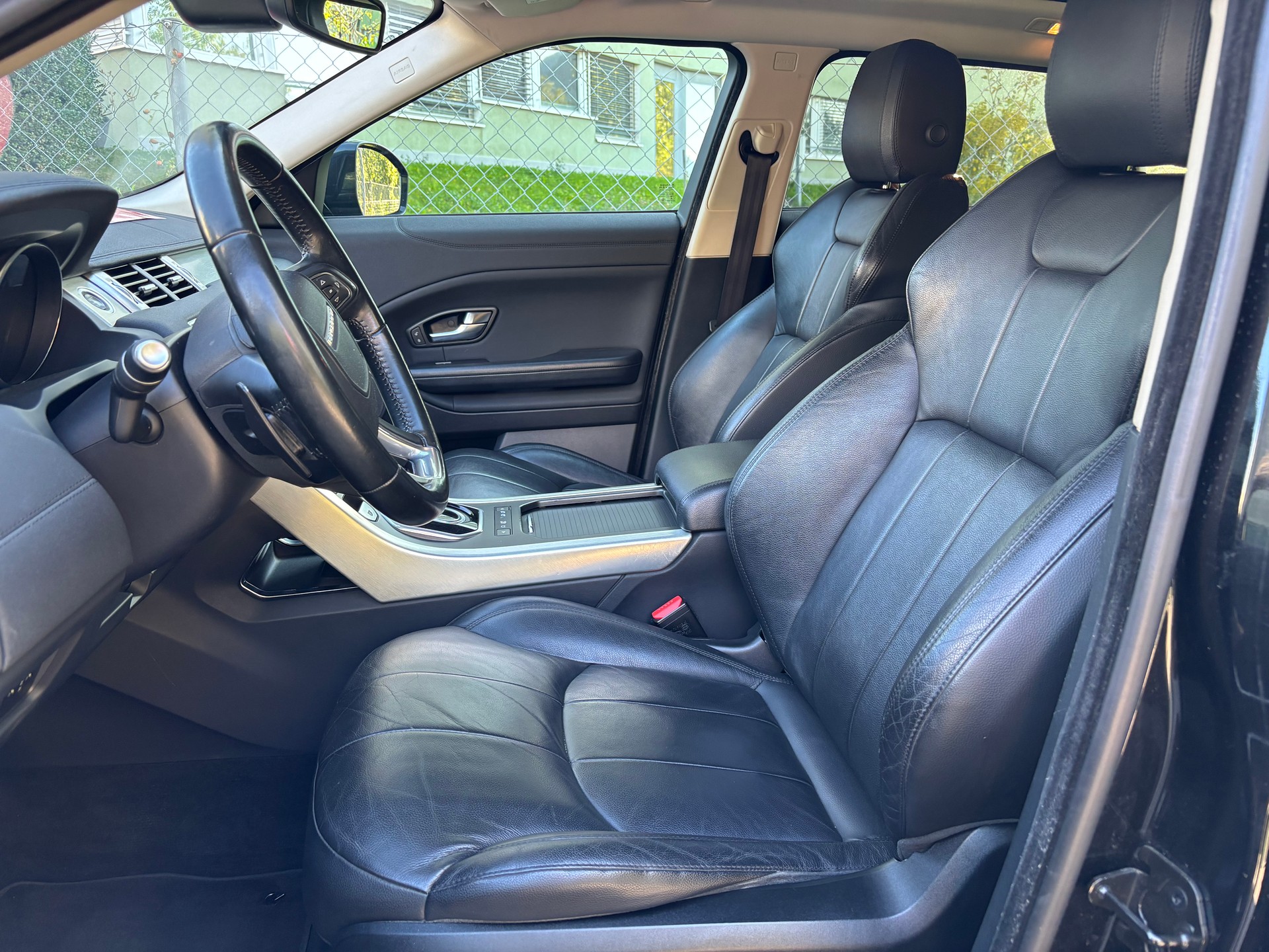 LAND ROVER Range Rover Evoque 2.0 TD4 SE Dynamic AT9-image-2