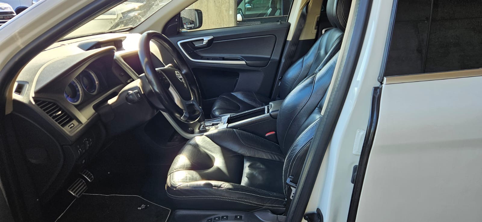 VOLVO XC60 D3 AWD Kinetic Geartronic-image-4
