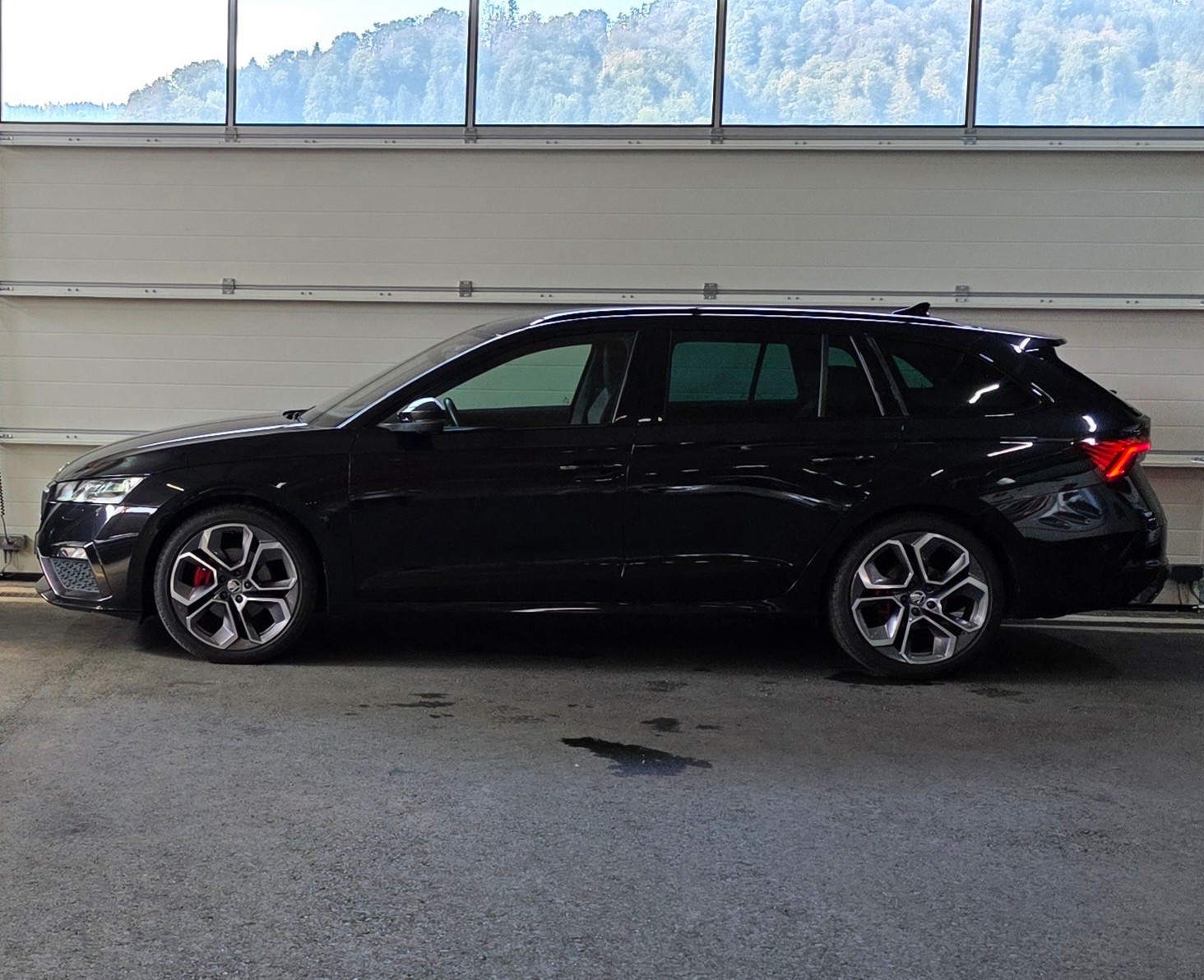 SKODA Octavia Combi 2.0 TDI DSG RS 4x4 *ACC&Spurhalteassistent*360°Kamera*Sitz-&Lenkradheizung*Massagefunktion*-image-1