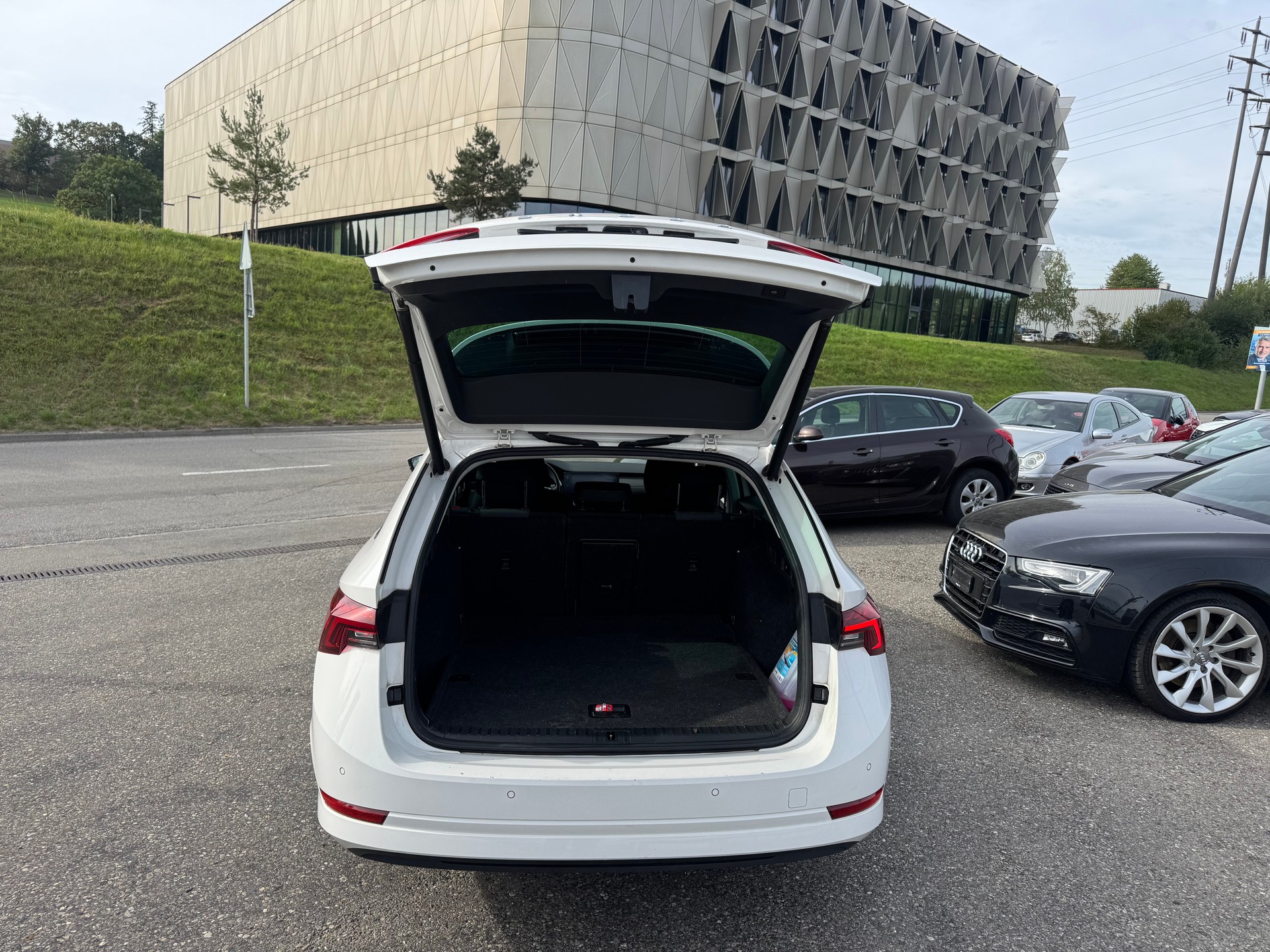 SKODA Octavia Combi 2.0 TDI DSG Style-image-6
