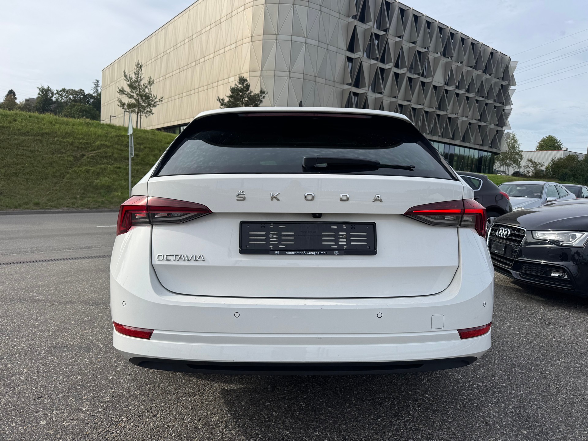 SKODA Octavia Combi 2.0 TDI DSG Style-image-4