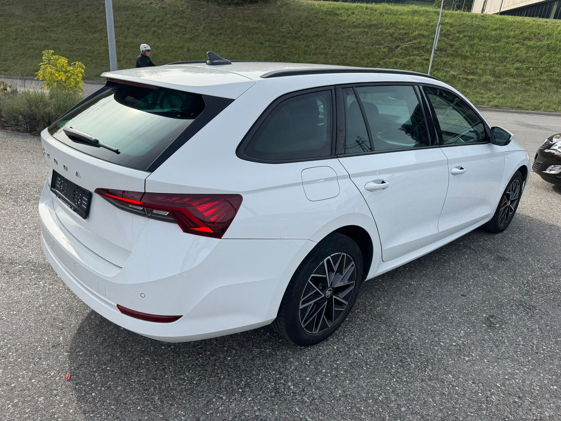 SKODA Octavia Combi 2.0 TDI DSG Style-image-3