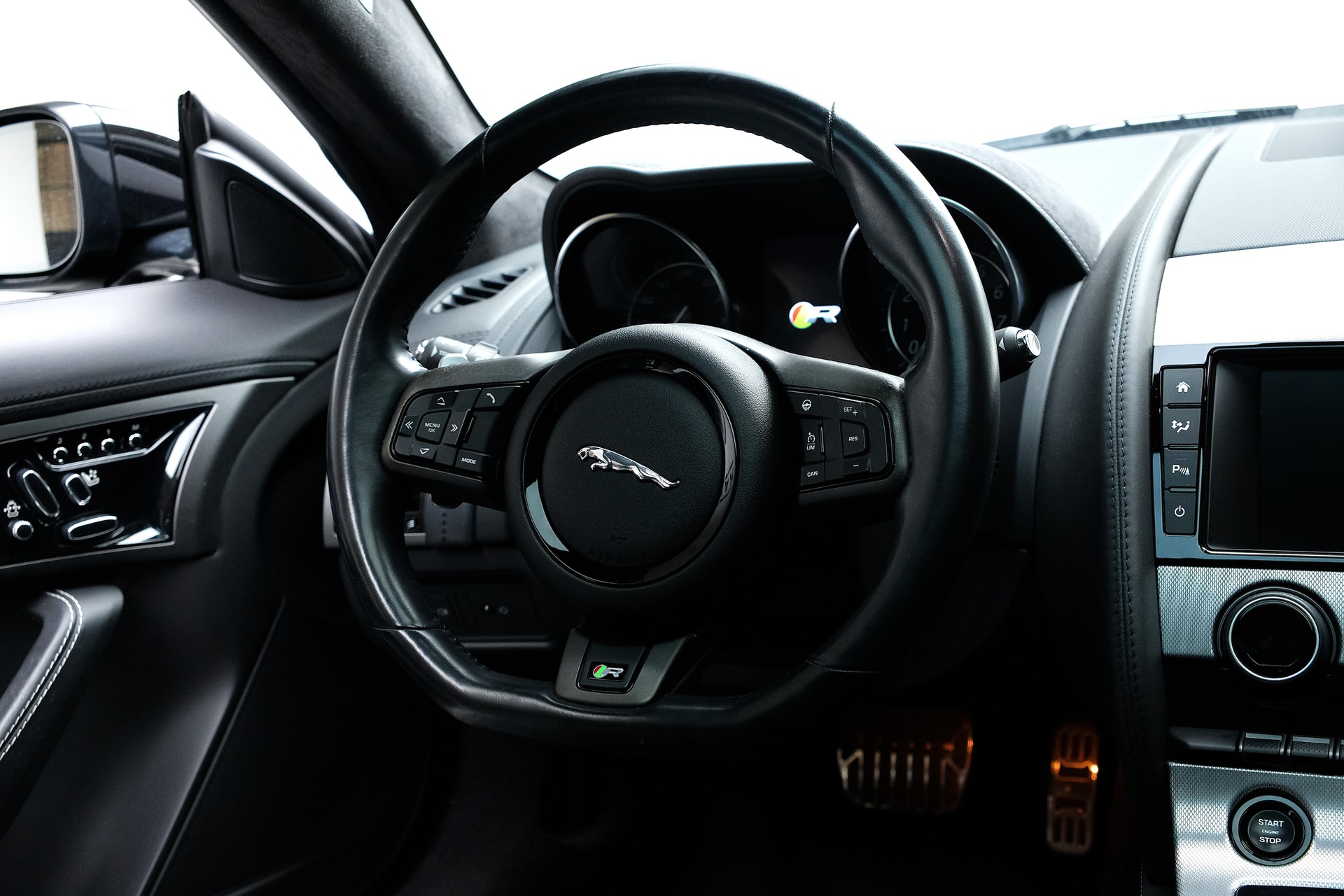 JAGUAR F-Type Coupé R 5.0 V8 S/C AWD-image-12