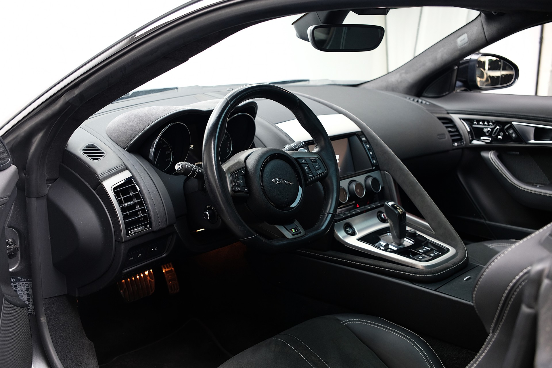 JAGUAR F-Type Coupé R 5.0 V8 S/C AWD-image-11