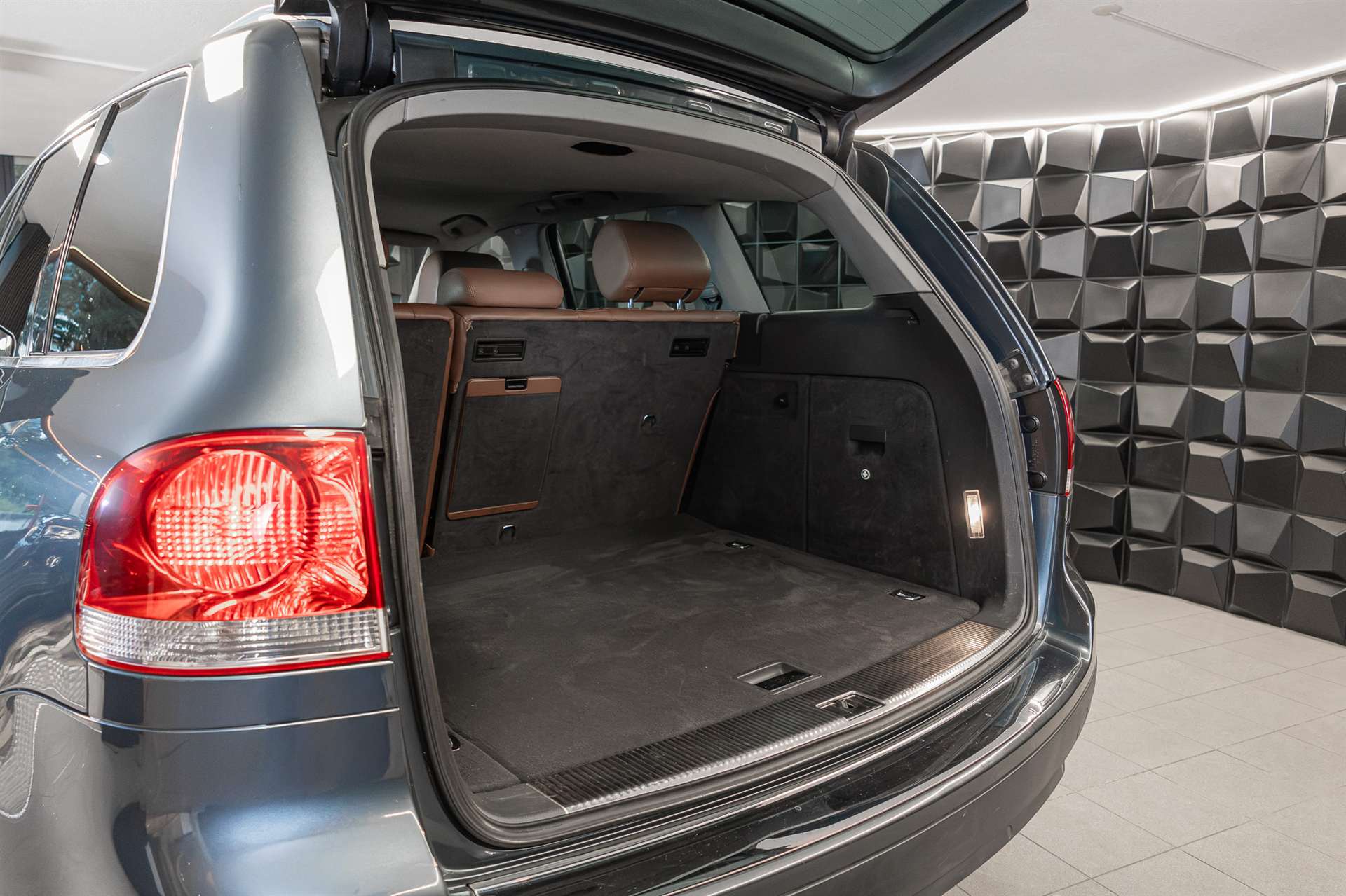 VW Touareg 5.0 TDI V10 Automatic-image-25