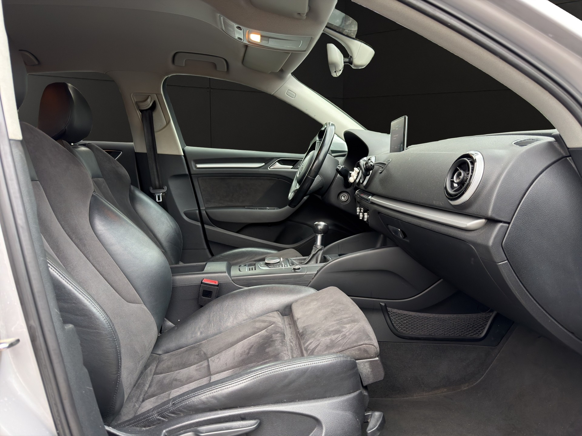 AUDI A3 Limousine 2.0 TDI Attraction-image-8