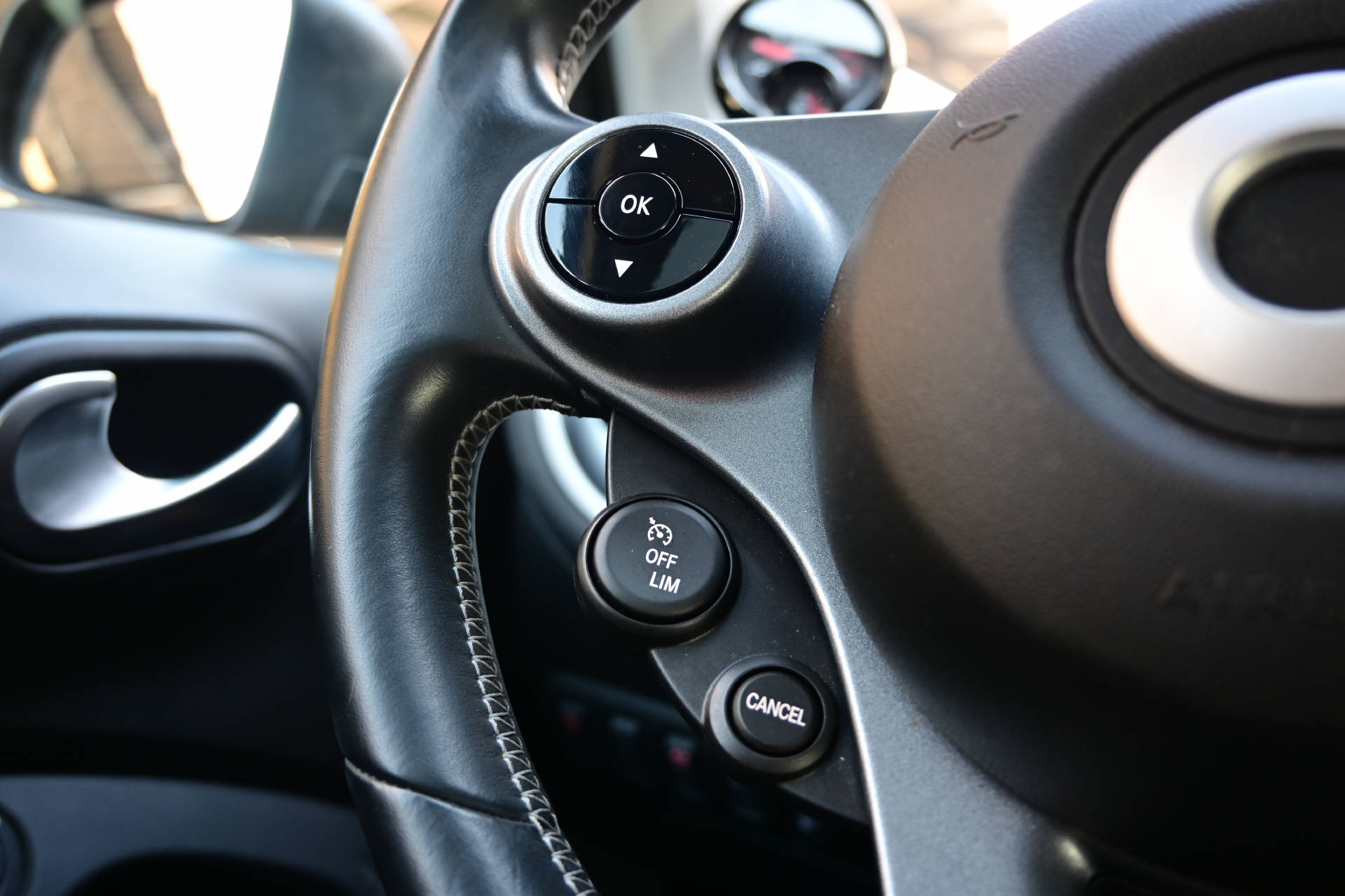 SMART Fortwo Coupé 0.9 Brabus Xclusive *Mattlackierung*Leder*-image-17