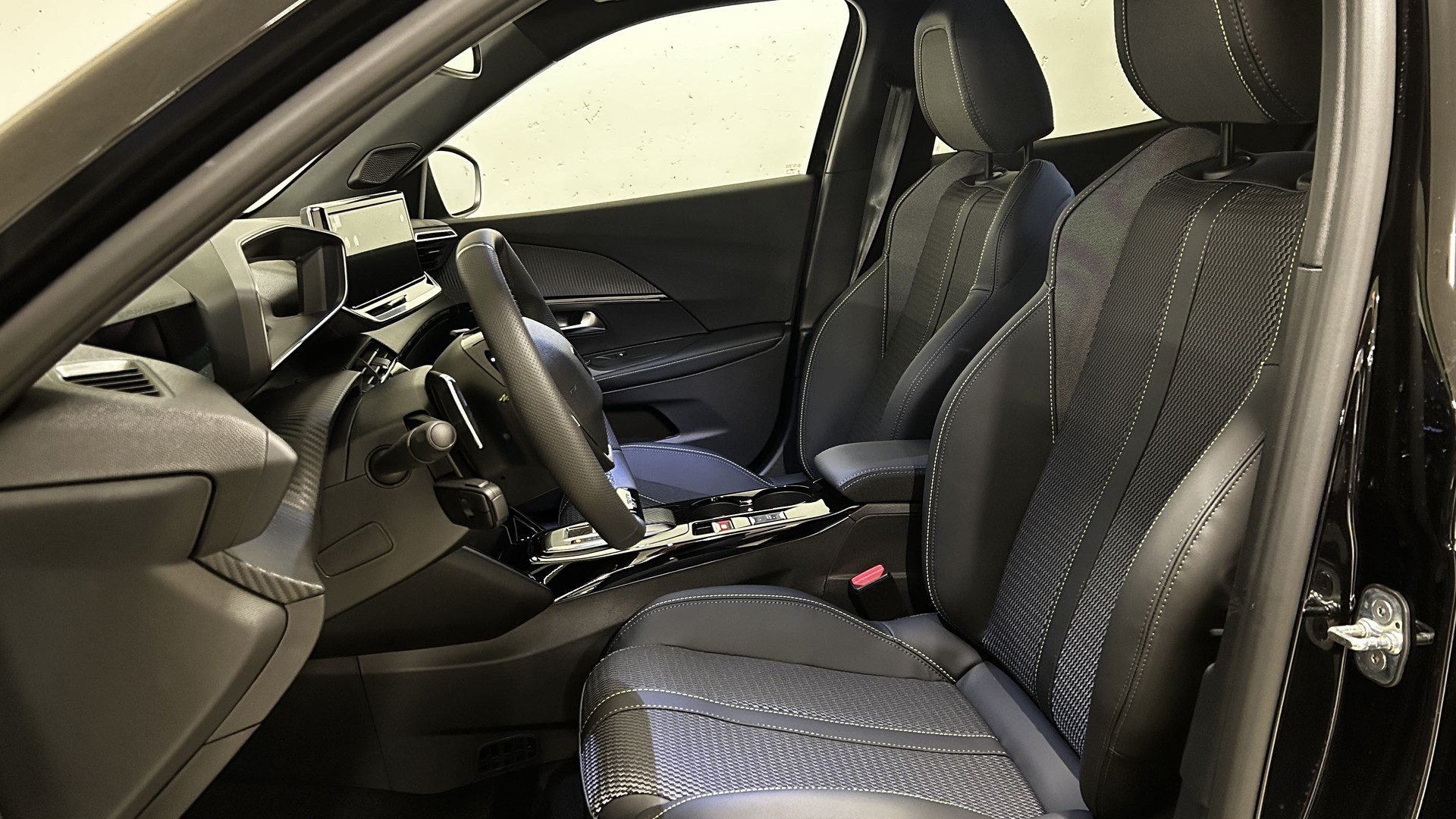 PEUGEOT 2008 1.2 Hybrid GT-image-8