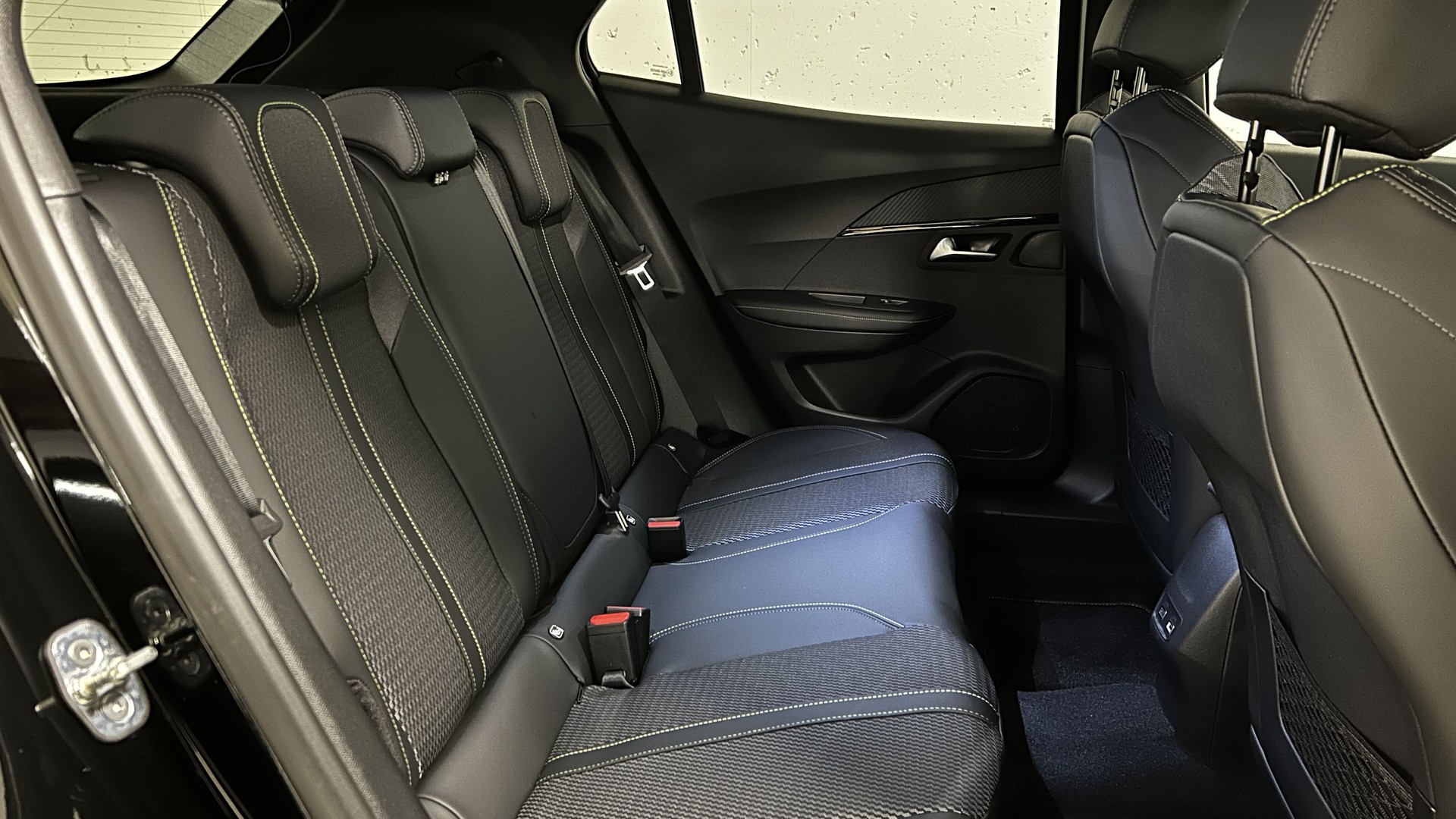 PEUGEOT 2008 1.2 Hybrid GT-image-14