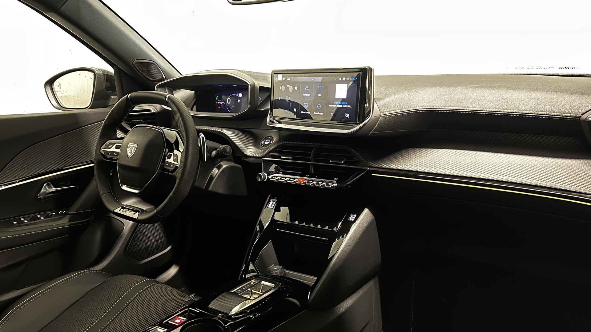 PEUGEOT 2008 1.2 Hybrid GT-image-11