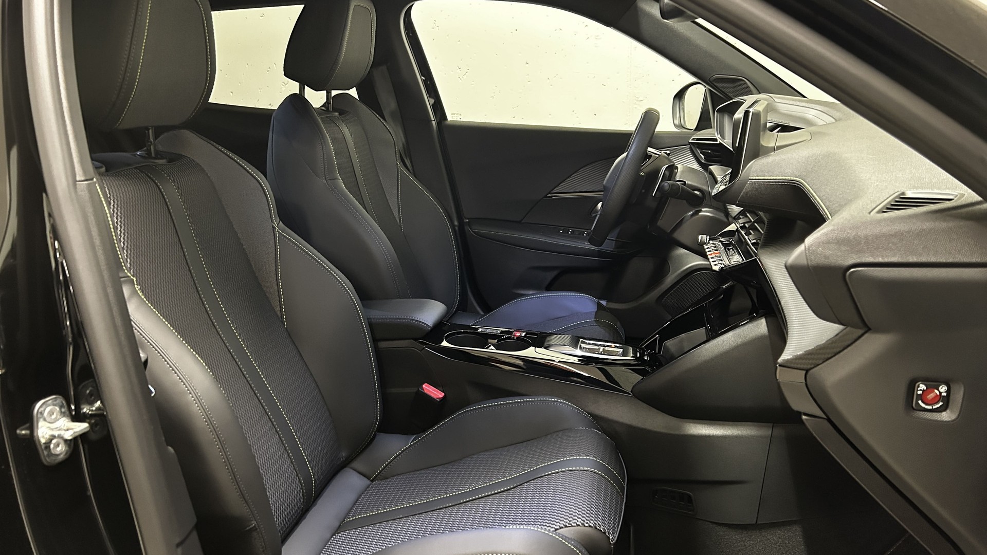 PEUGEOT 2008 1.2 Hybrid GT-image-9