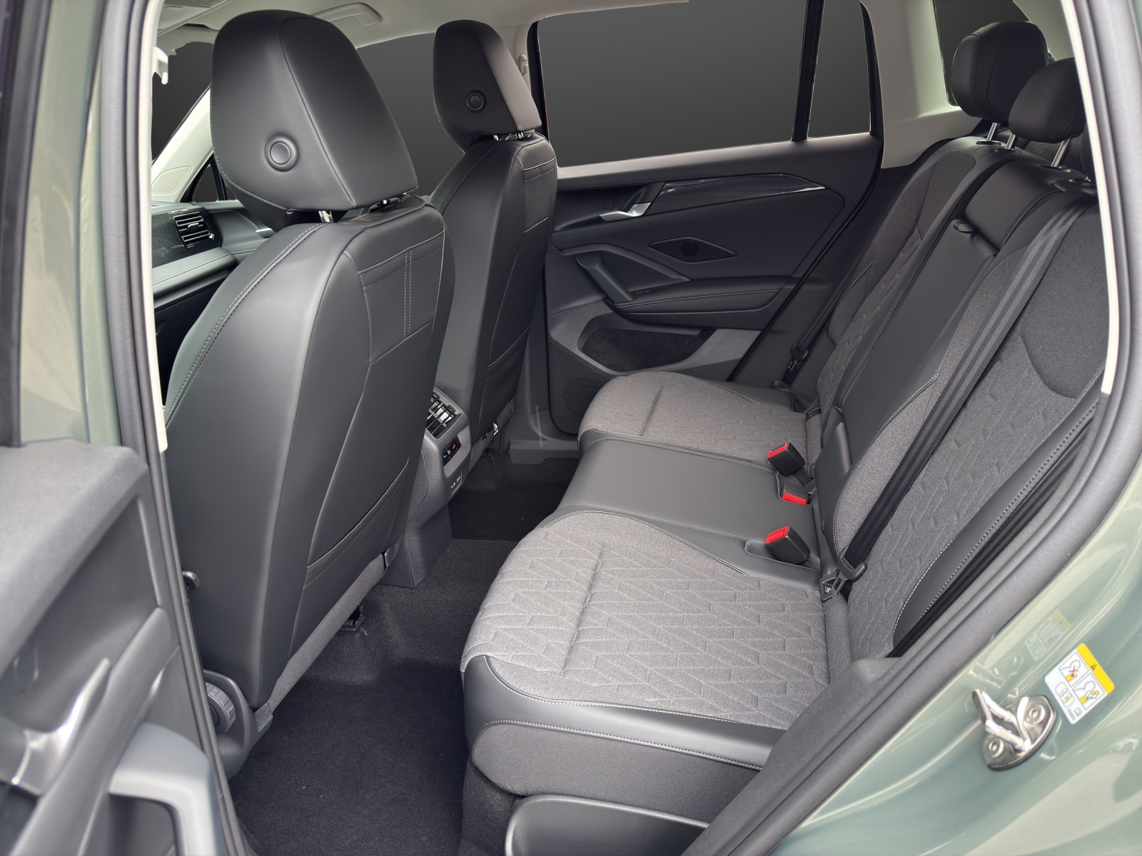 VW Tiguan 2.0 TDI SCR Elegance 4Motion DSG-image-8