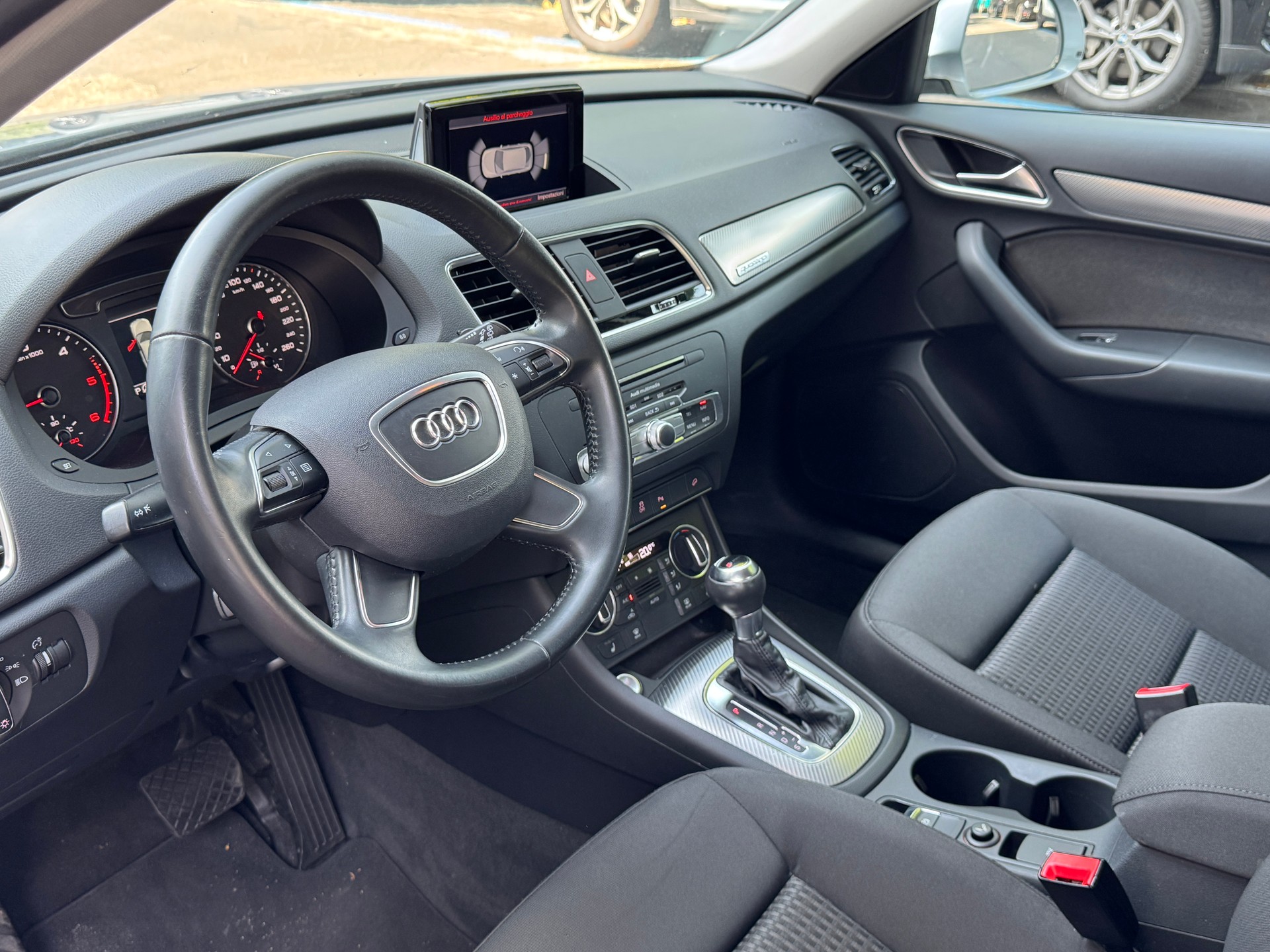AUDI Q3 2.0 TDI design quattro S-tronic-image-8