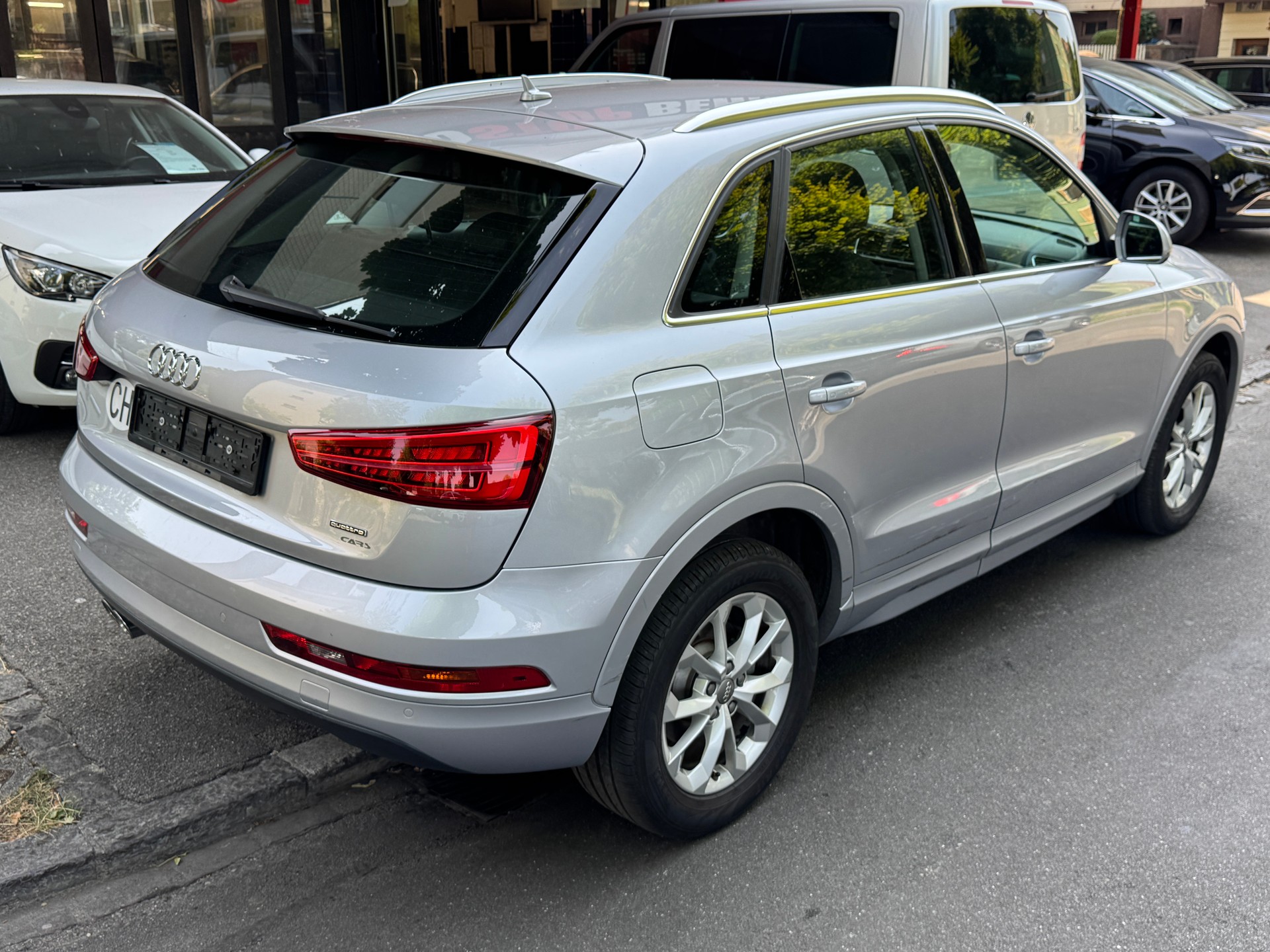AUDI Q3 2.0 TDI design quattro S-tronic-image-5