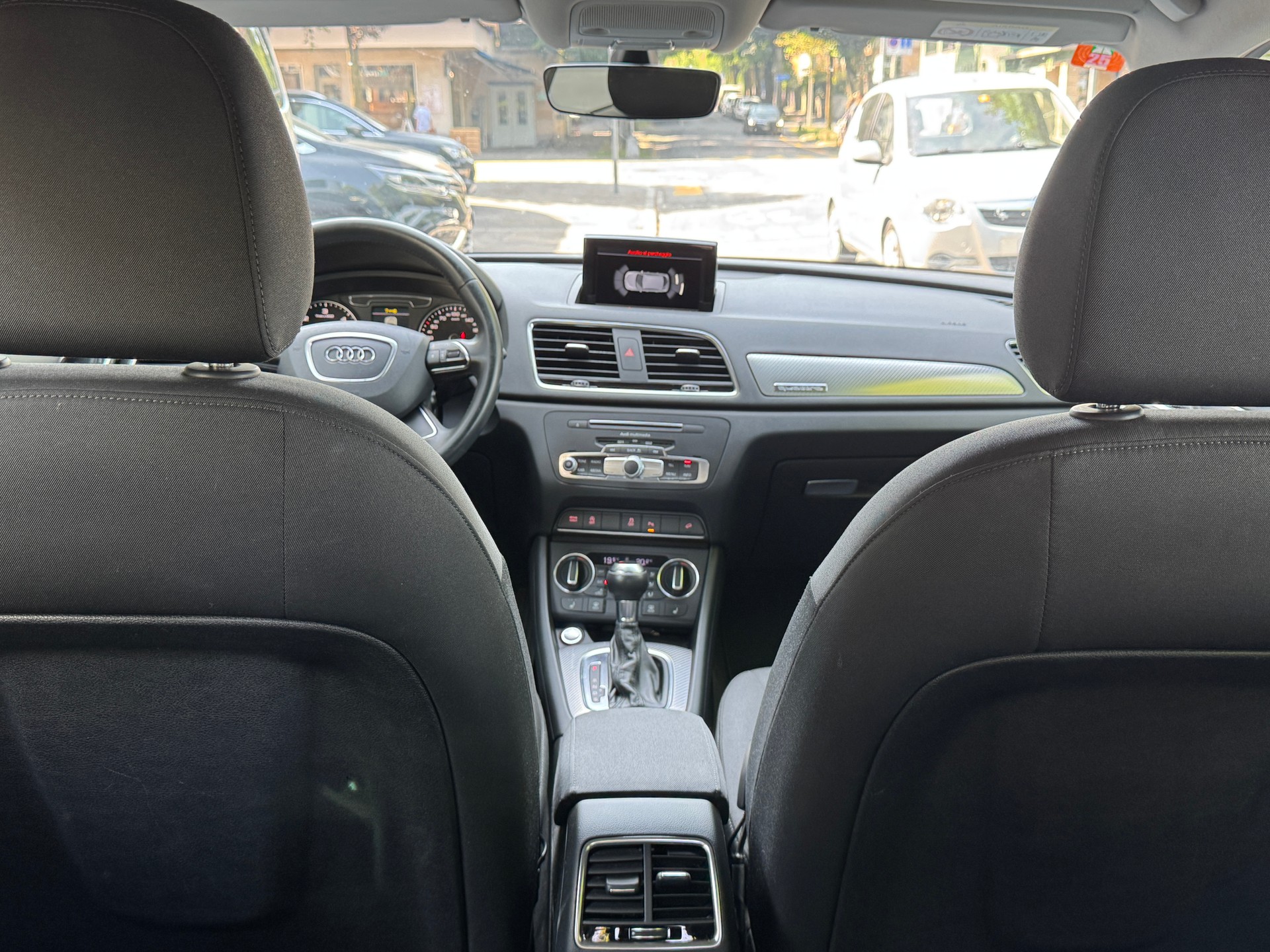AUDI Q3 2.0 TDI design quattro S-tronic-image-10