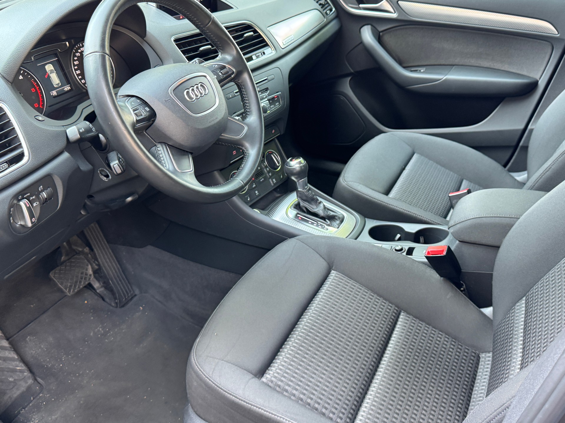 AUDI Q3 2.0 TDI design quattro S-tronic-image-9