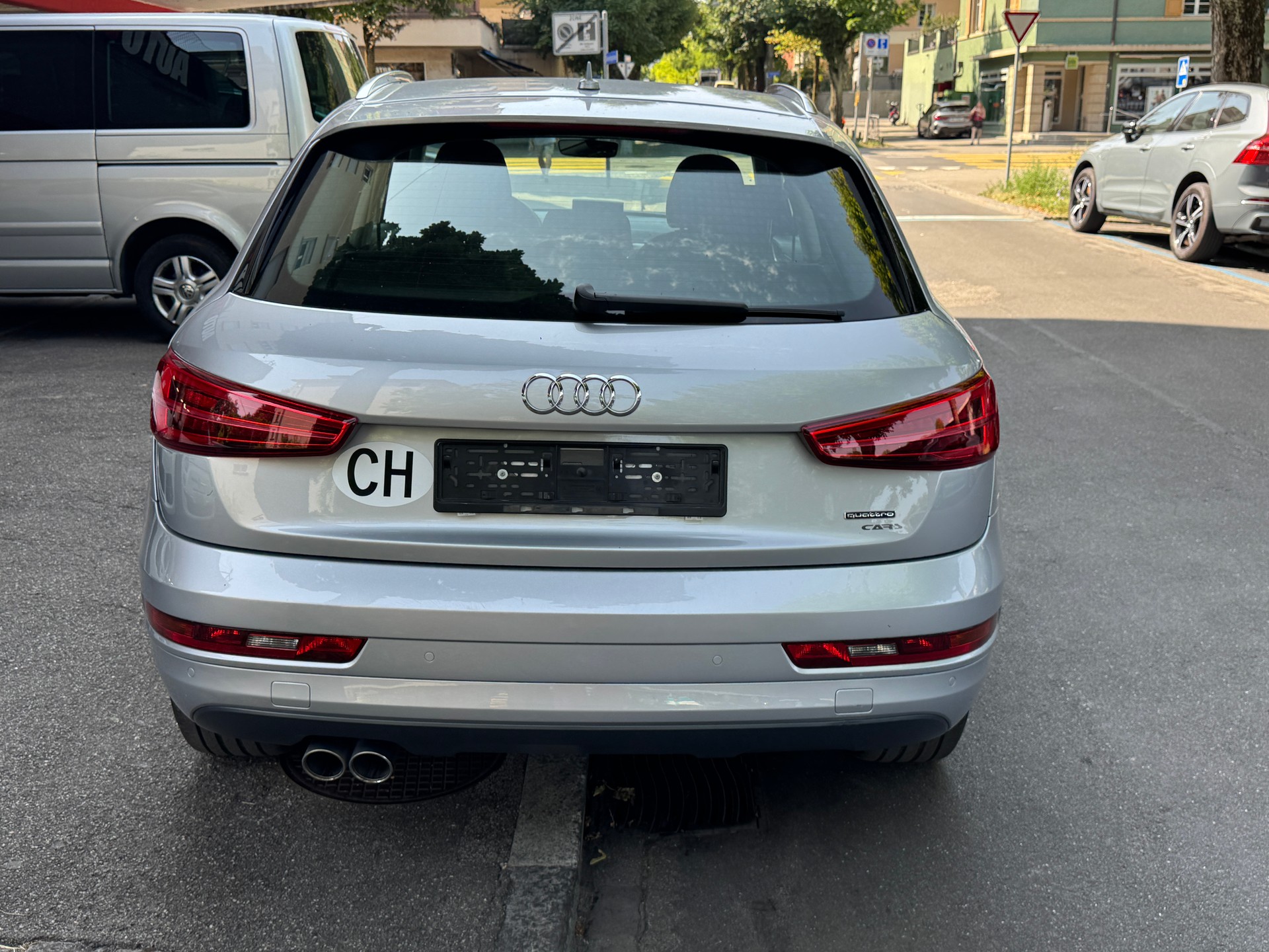 AUDI Q3 2.0 TDI design quattro S-tronic-image-4