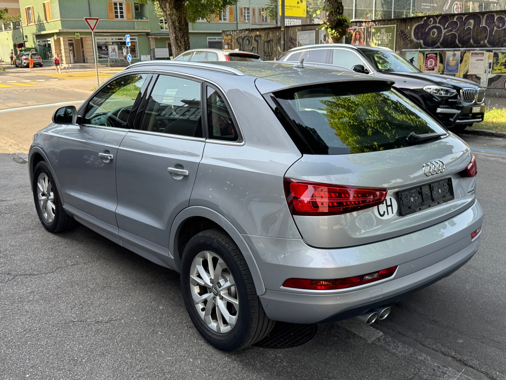 AUDI Q3 2.0 TDI design quattro S-tronic-image-3