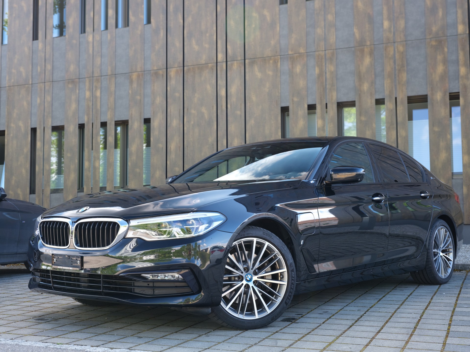 BMW 530e iPerformance Luxury Line Steptronic-image-1