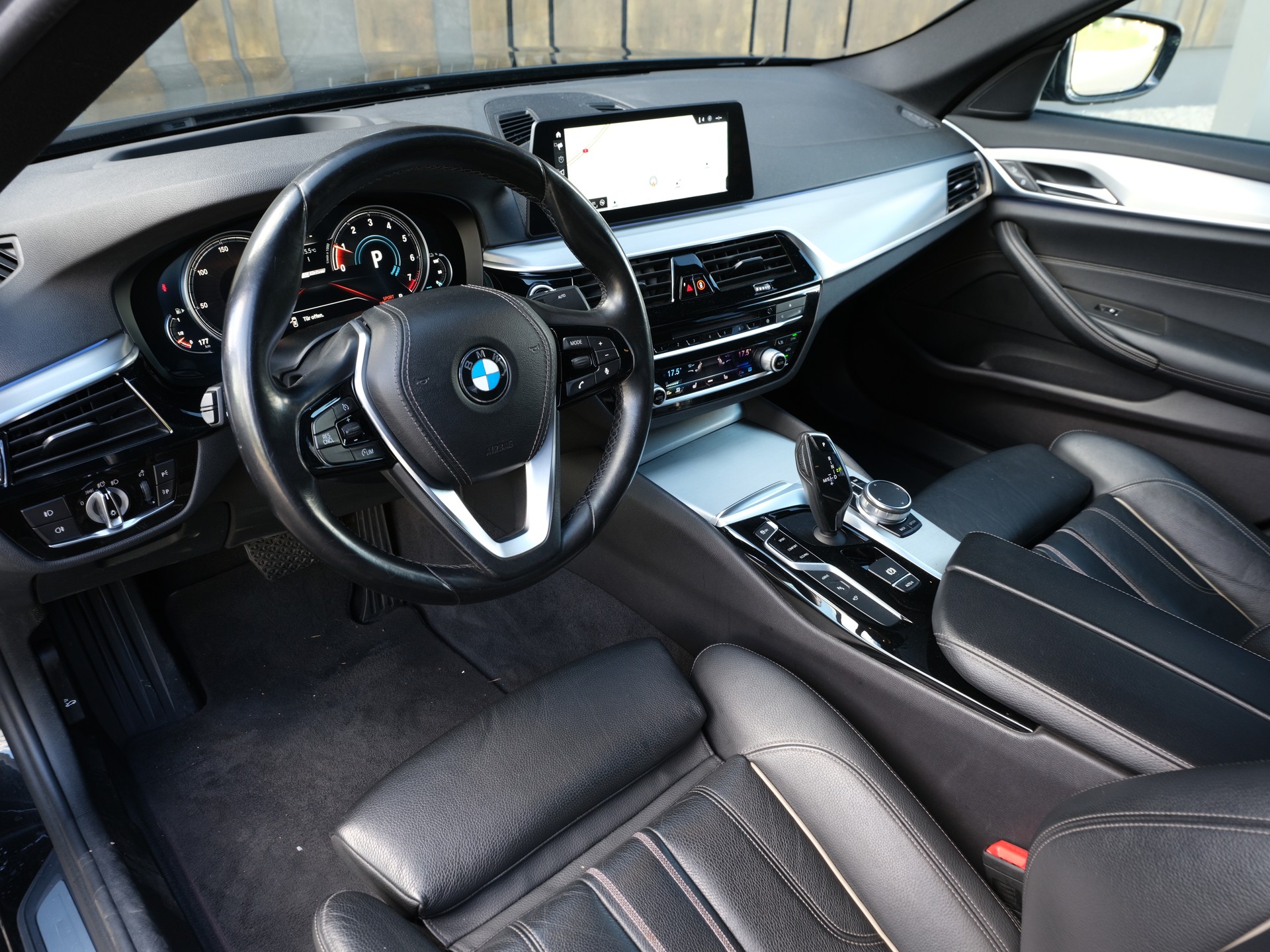 BMW 530e iPerformance Luxury Line Steptronic-image-12