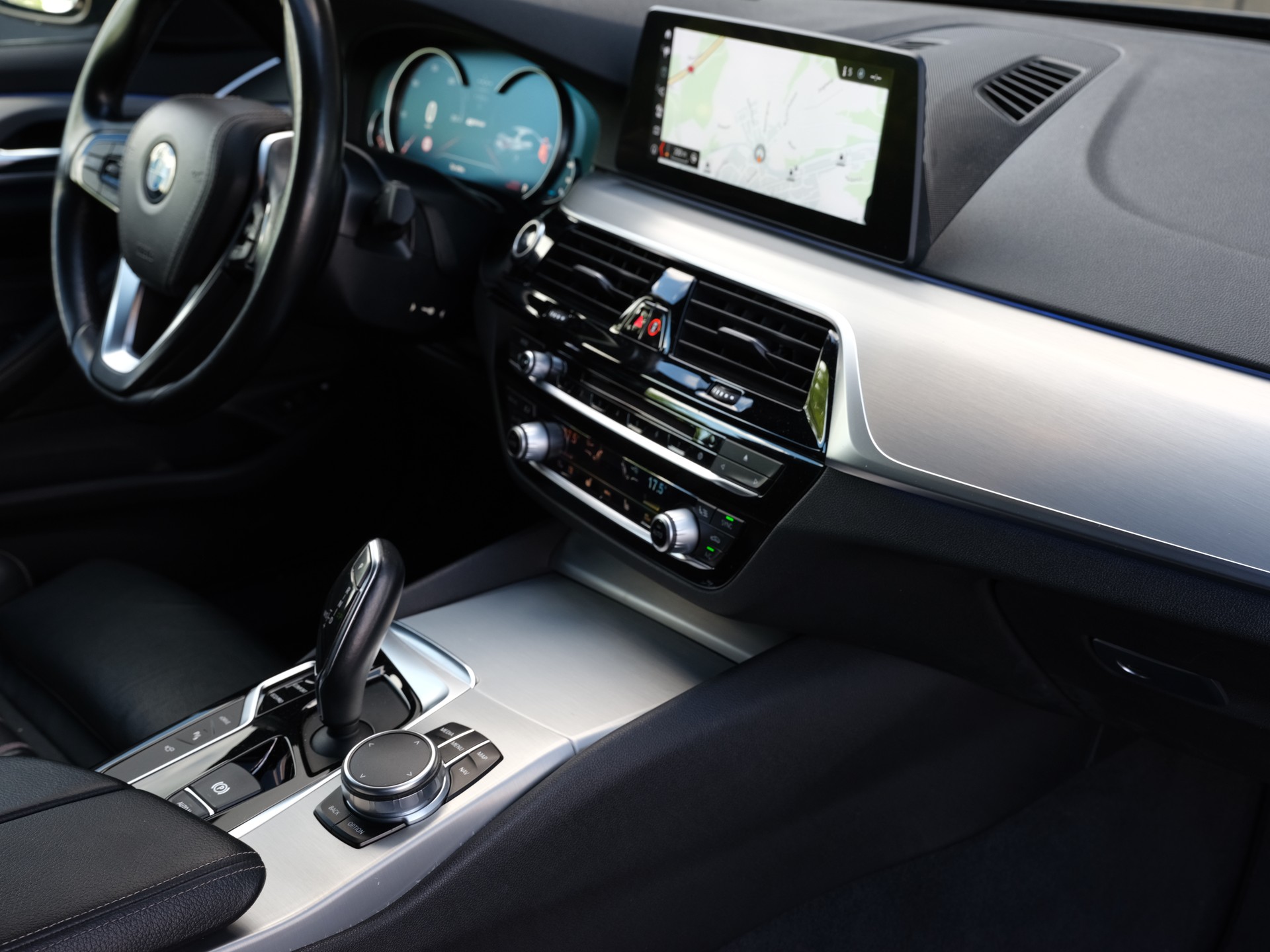BMW 530e iPerformance Luxury Line Steptronic-image-24