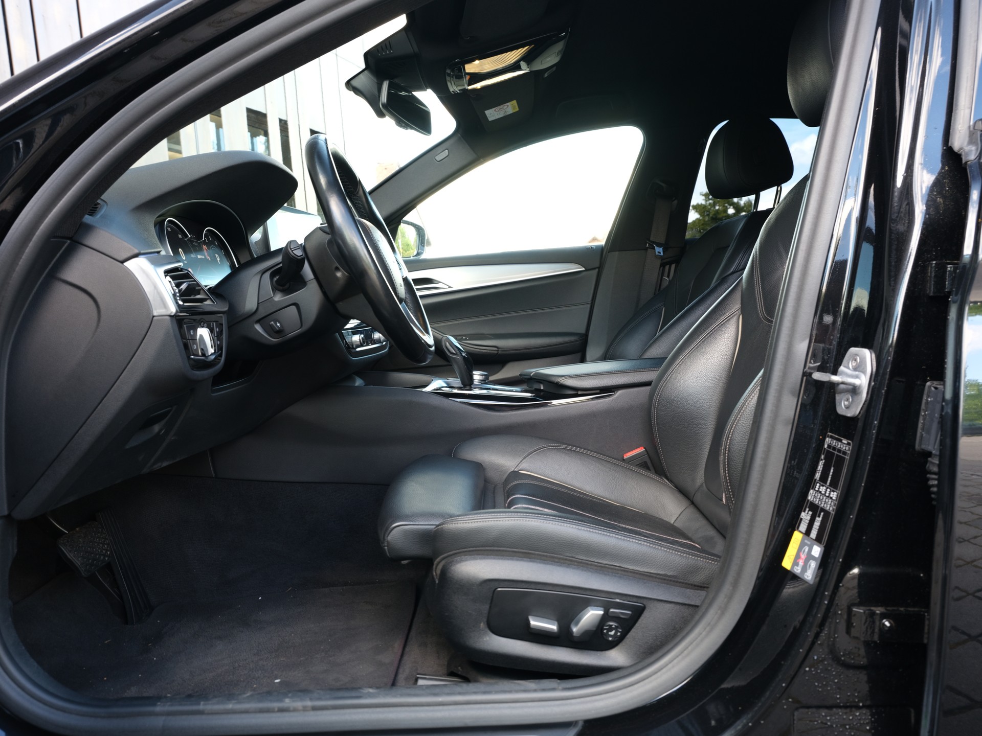 BMW 530e iPerformance Luxury Line Steptronic-image-11