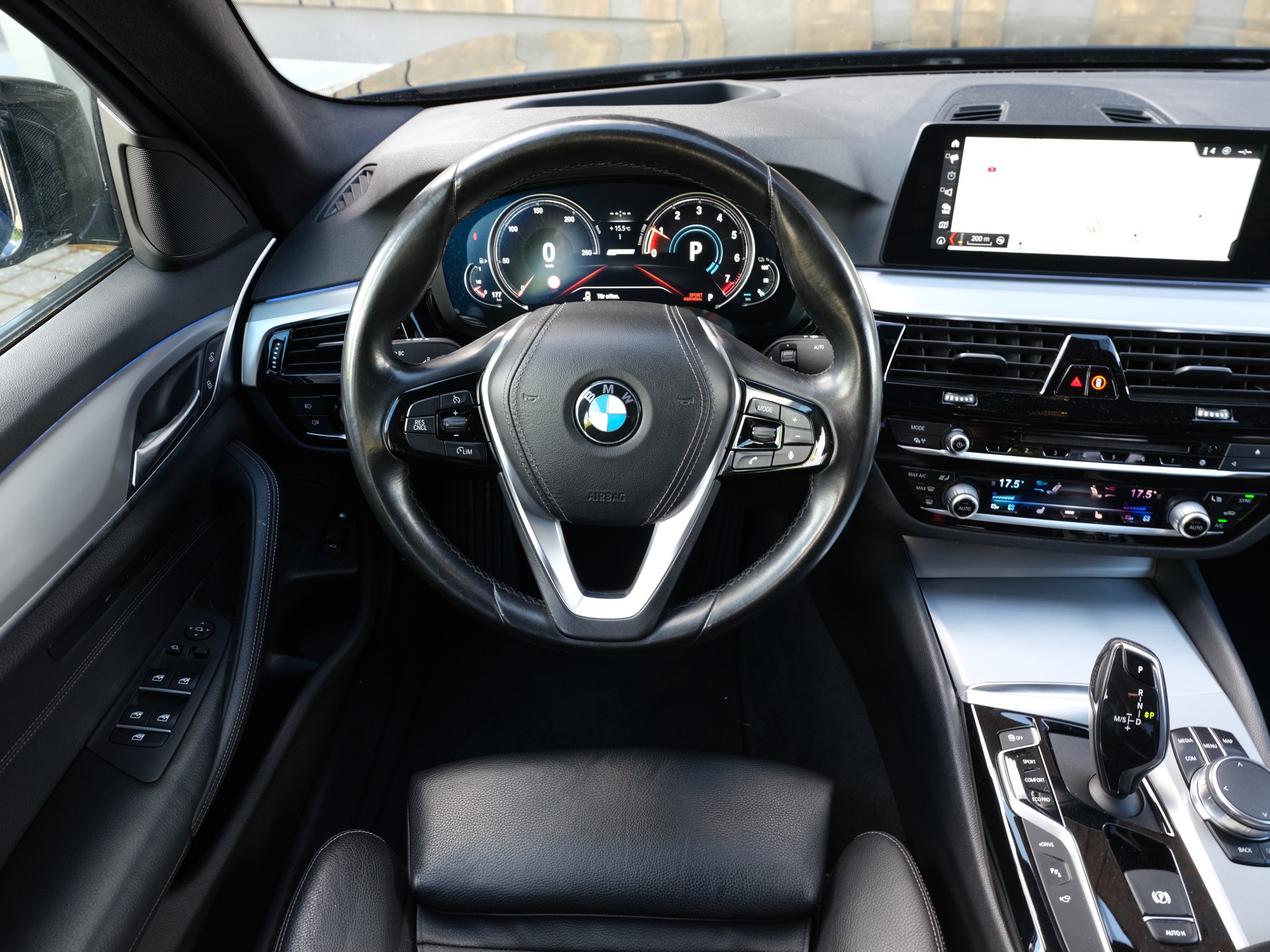 BMW 530e iPerformance Luxury Line Steptronic-image-15