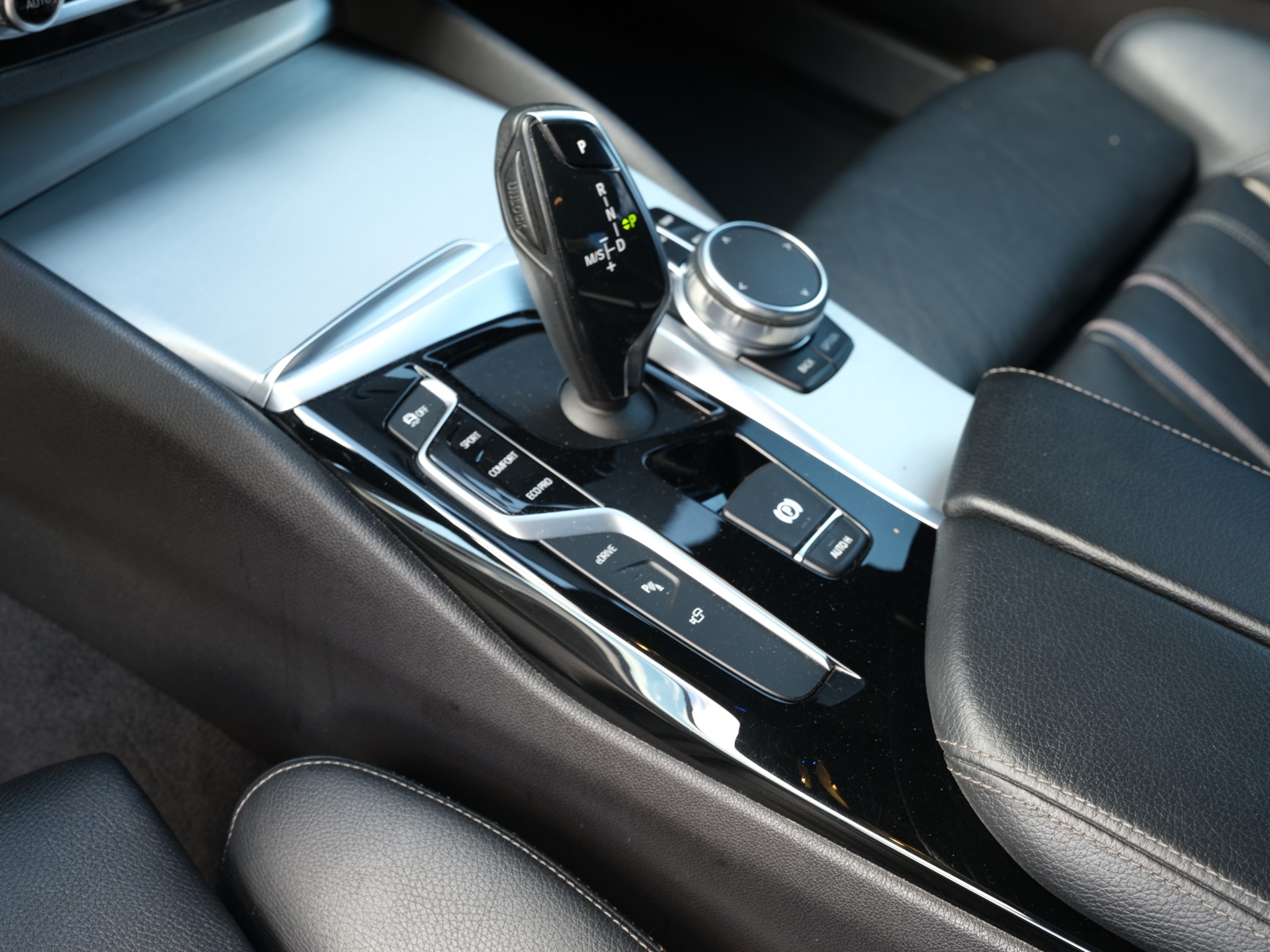 BMW 530e iPerformance Luxury Line Steptronic-image-13
