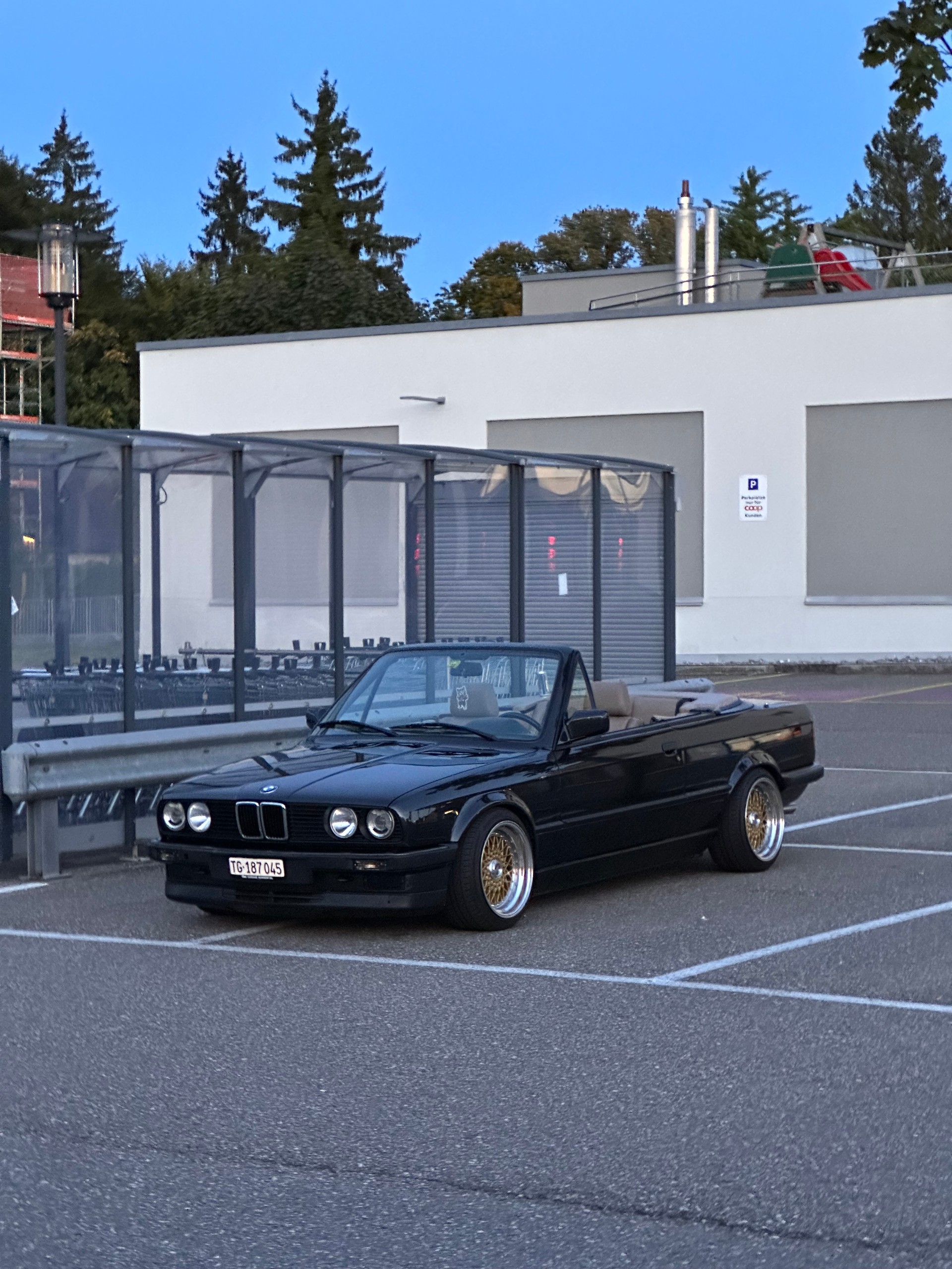 BMW 325i Cabrio-image-10
