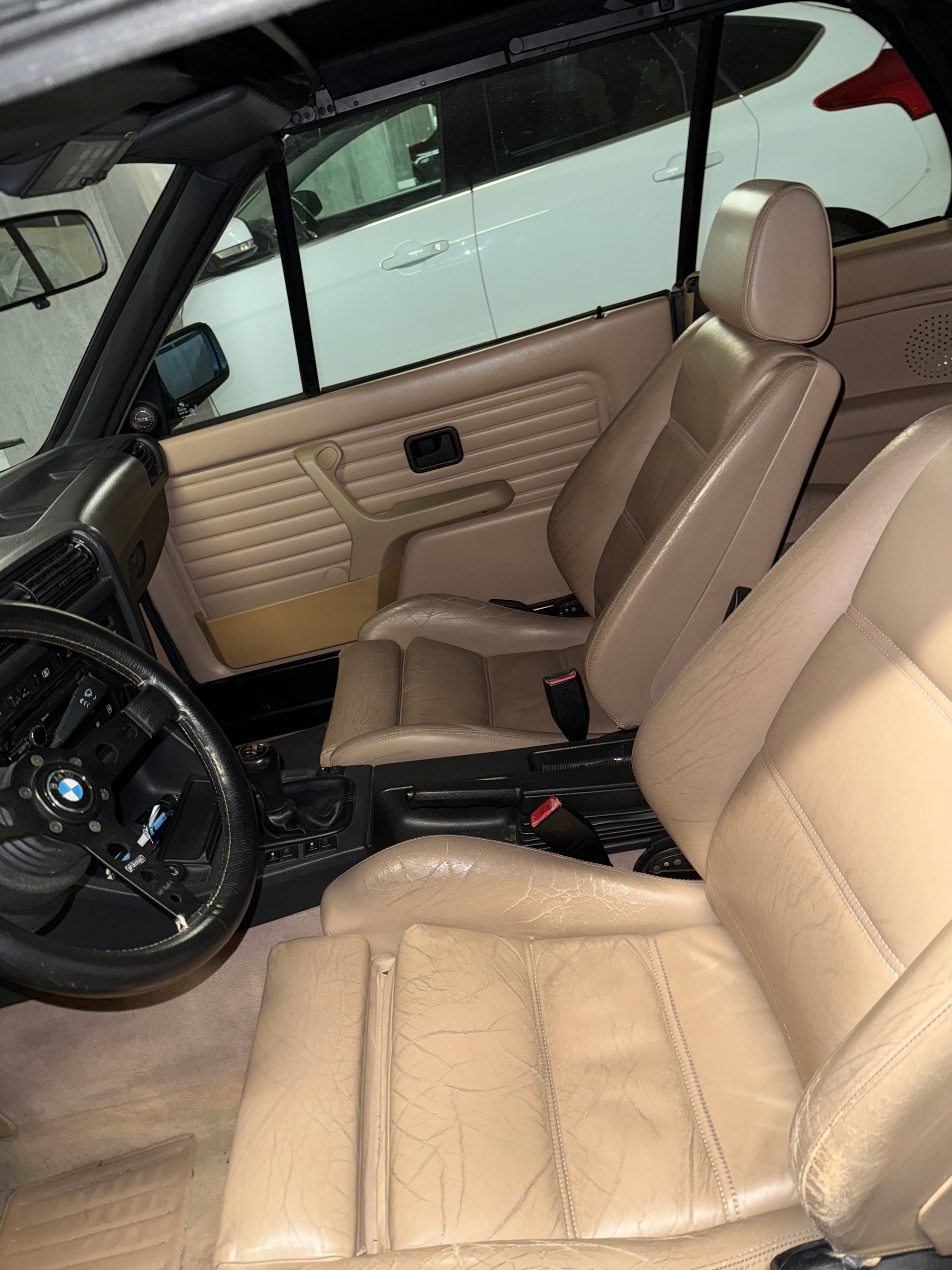 BMW 325i Cabrio-image-5