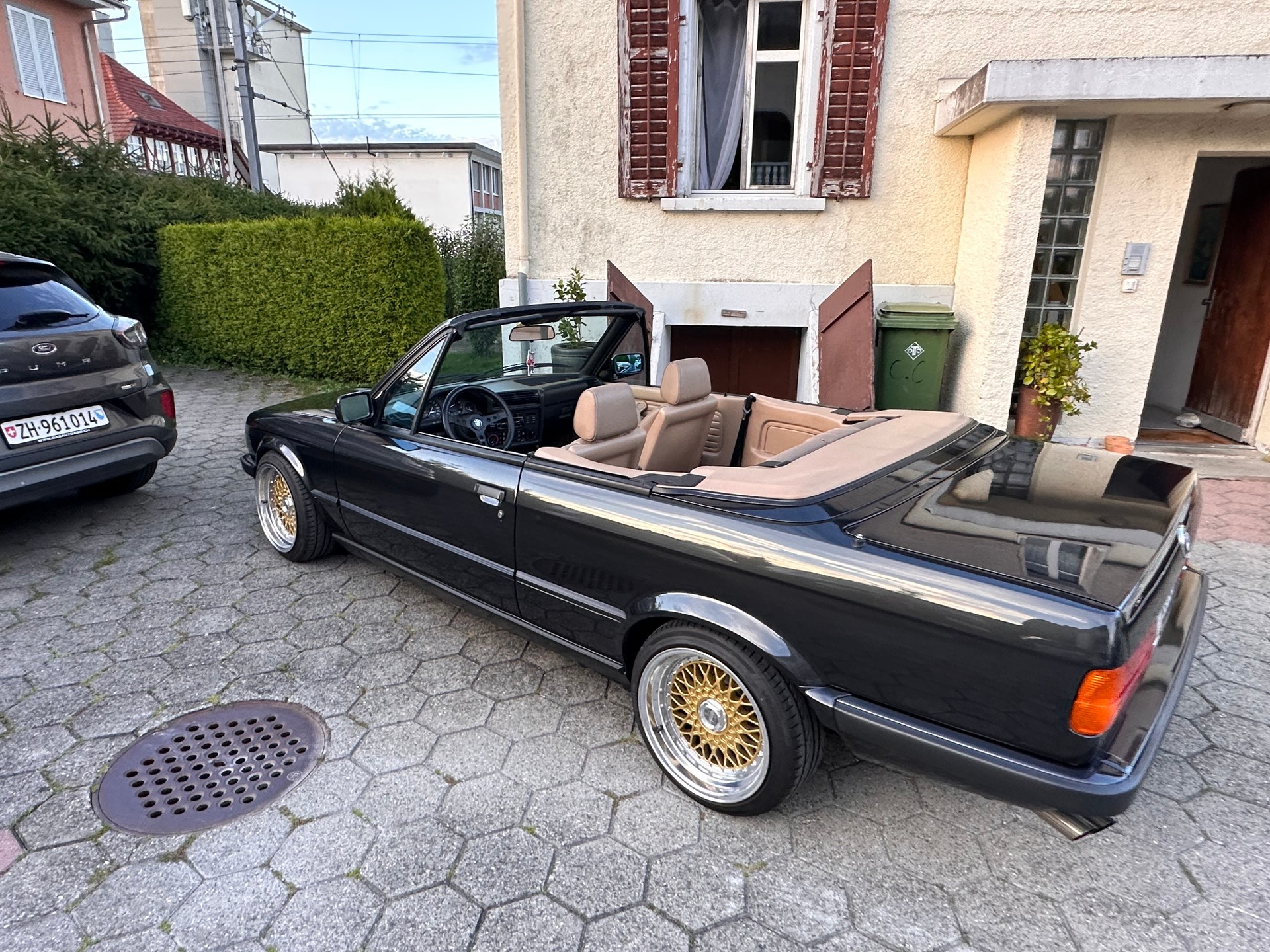 BMW 325i Cabrio-image-2