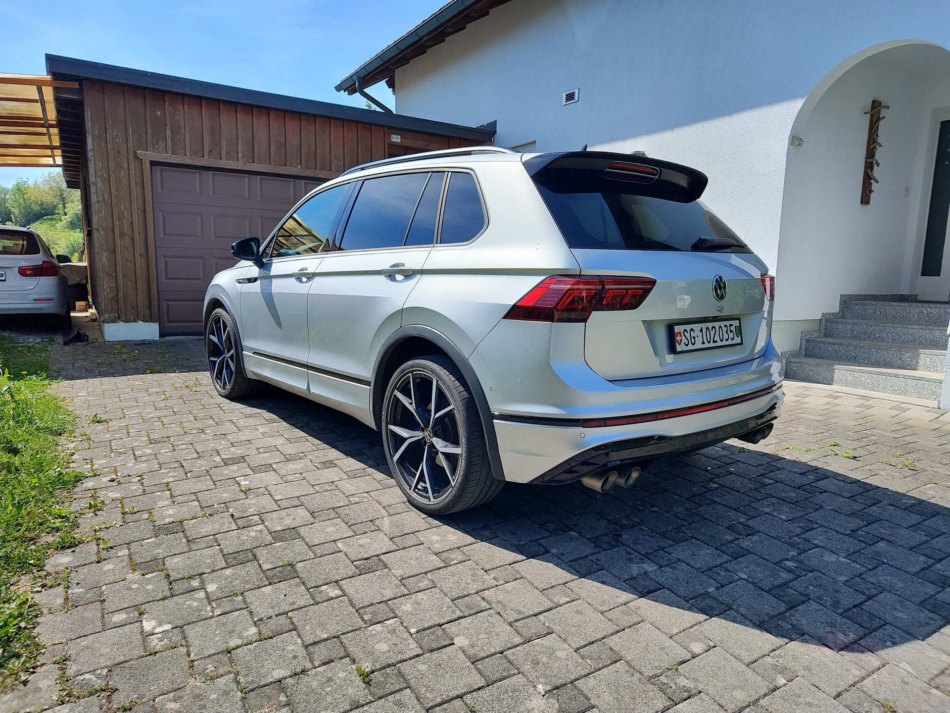 VW Tiguan 2.0TSI R 4Motion DSG-image-1